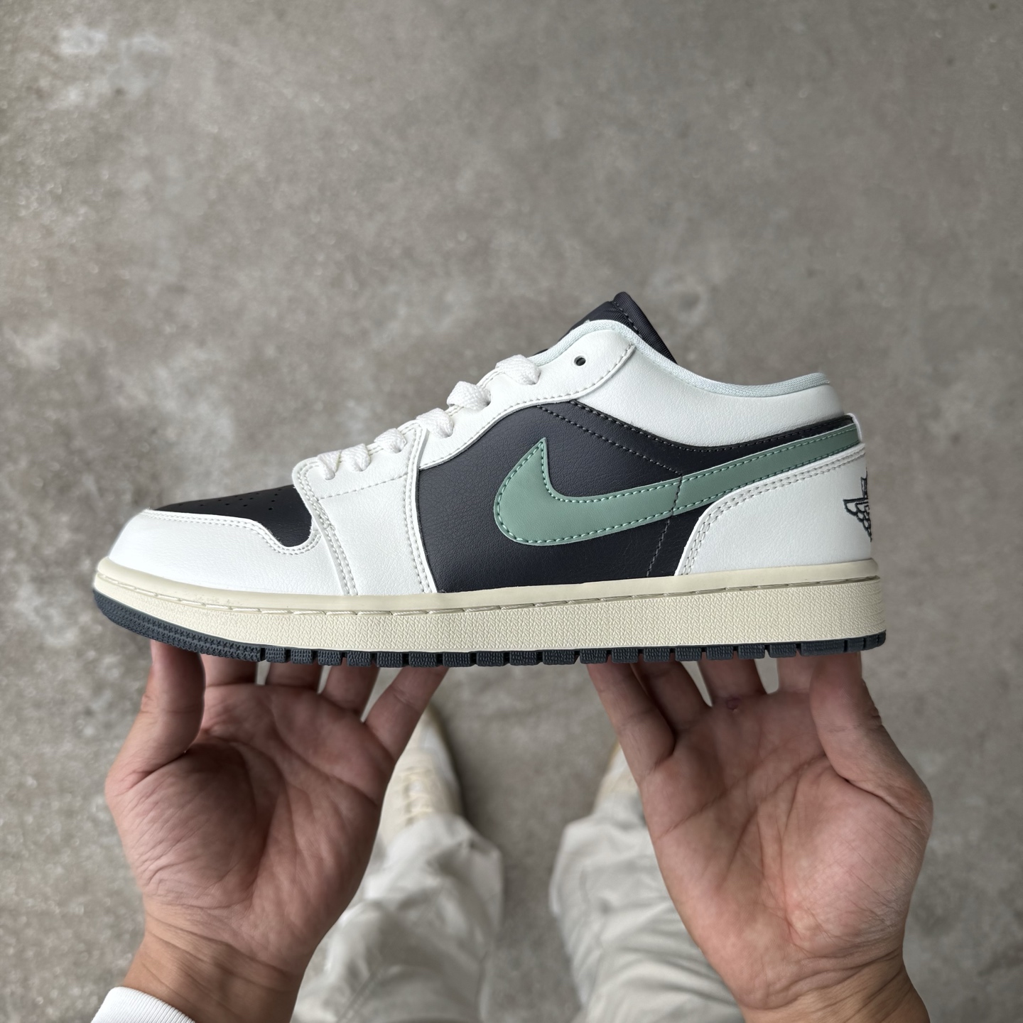  
D版 顶级性价比低帮！
Air Jordan AJ1 Low 低帮系列 墨绿
鞋型细节堪称完美，非常