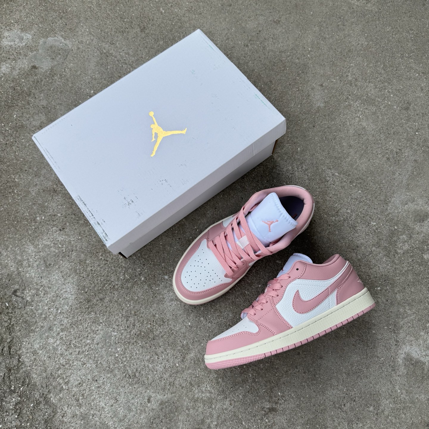  
D版 顶级性价比低帮！
Air Jordan AJ1 Low 低帮系列 粉白色
鞋型细节堪称完美，非