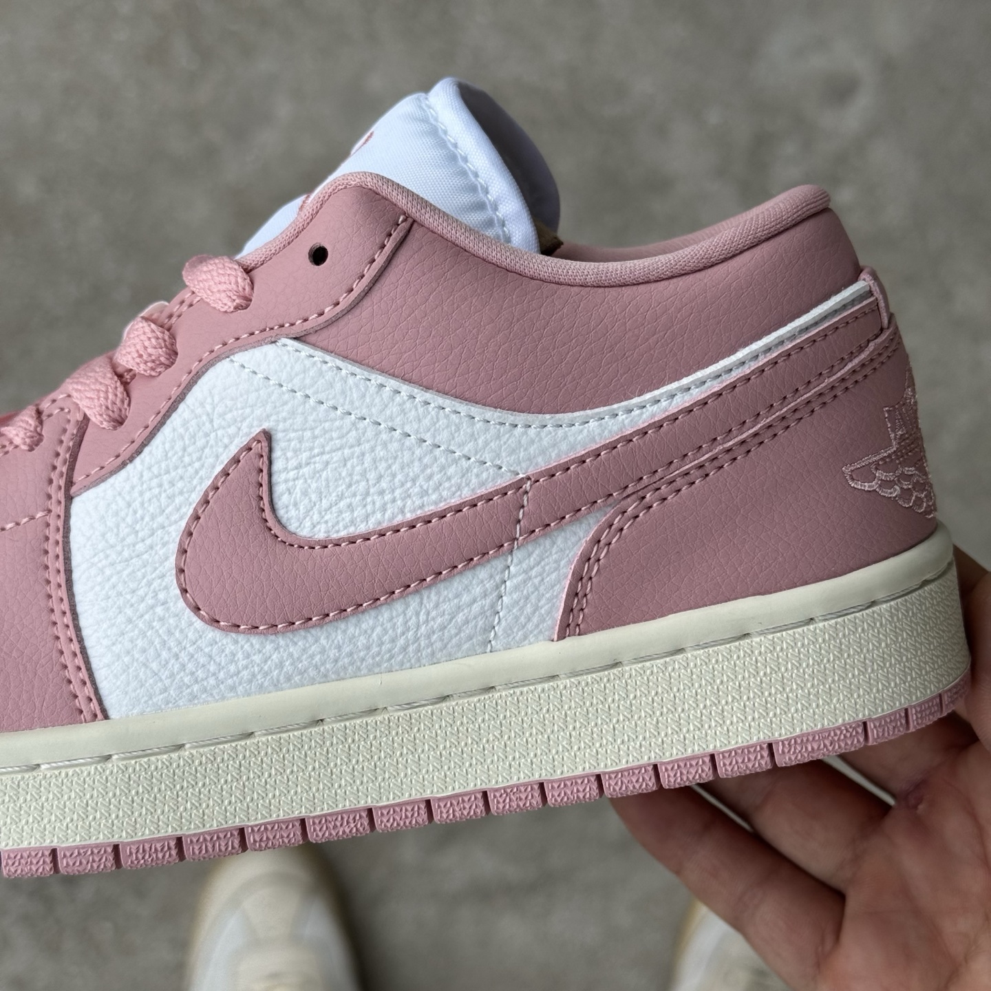  
D版 顶级性价比低帮！
Air Jordan AJ1 Low 低帮系列 粉白色
鞋型细节堪称完美，非