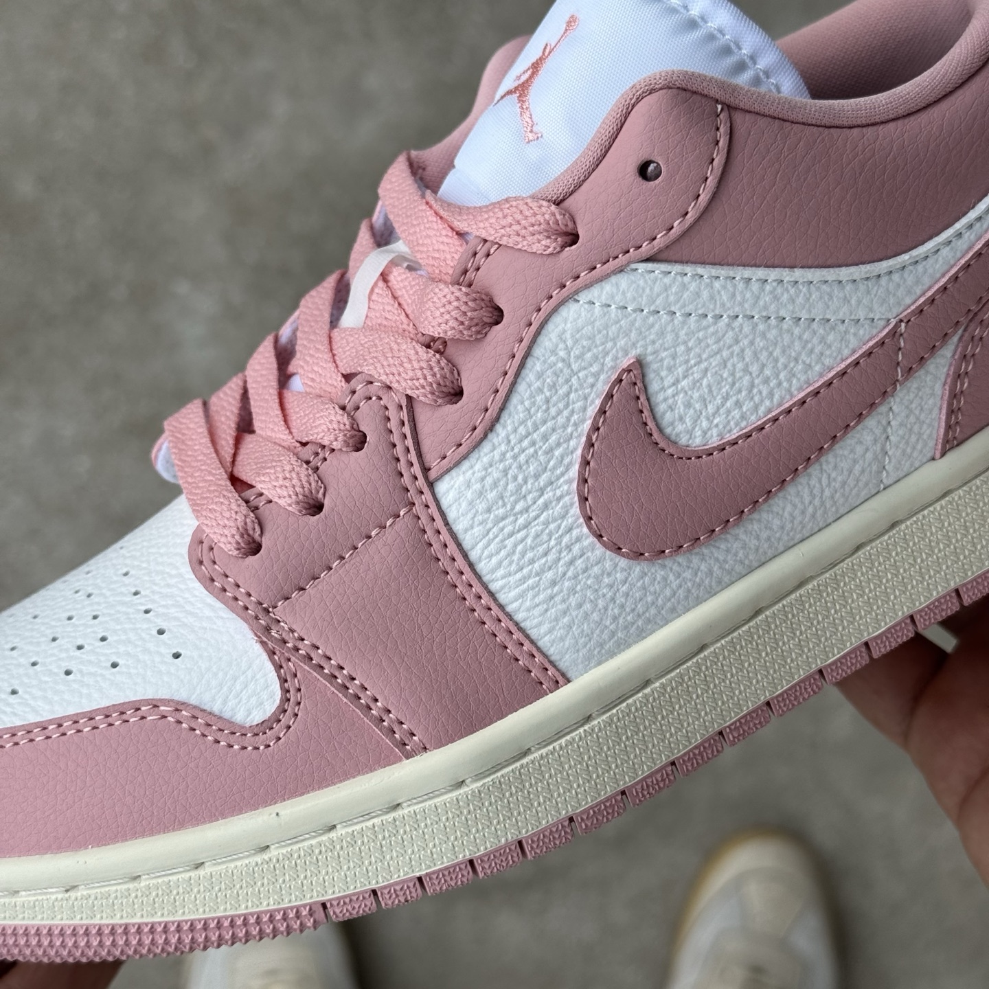 
D版 顶级性价比低帮！
Air Jordan AJ1 Low 低帮系列 粉白色
鞋型细节堪称完美，非