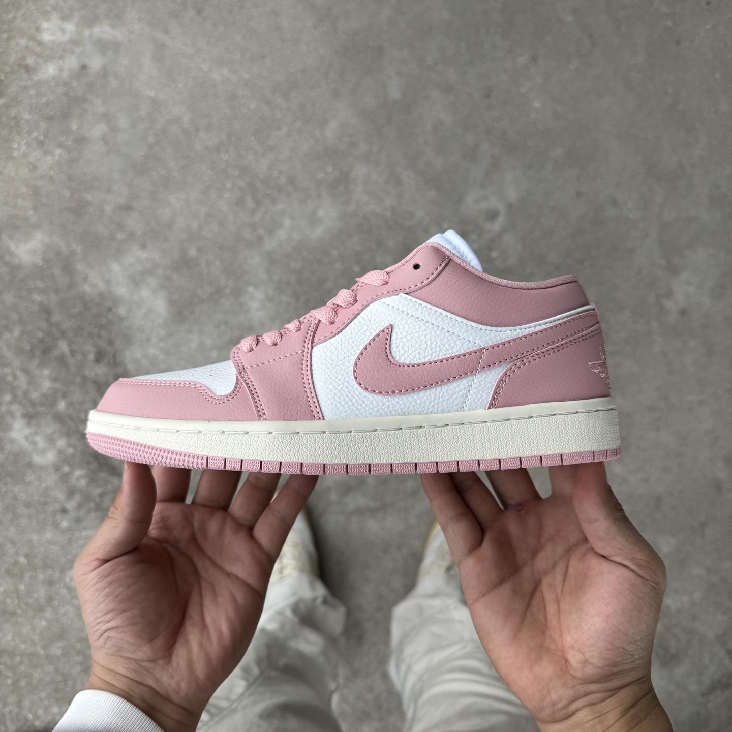  
D版 顶级性价比低帮！
Air Jordan AJ1 Low 低帮系列 粉白色
鞋型细节堪称完美，非