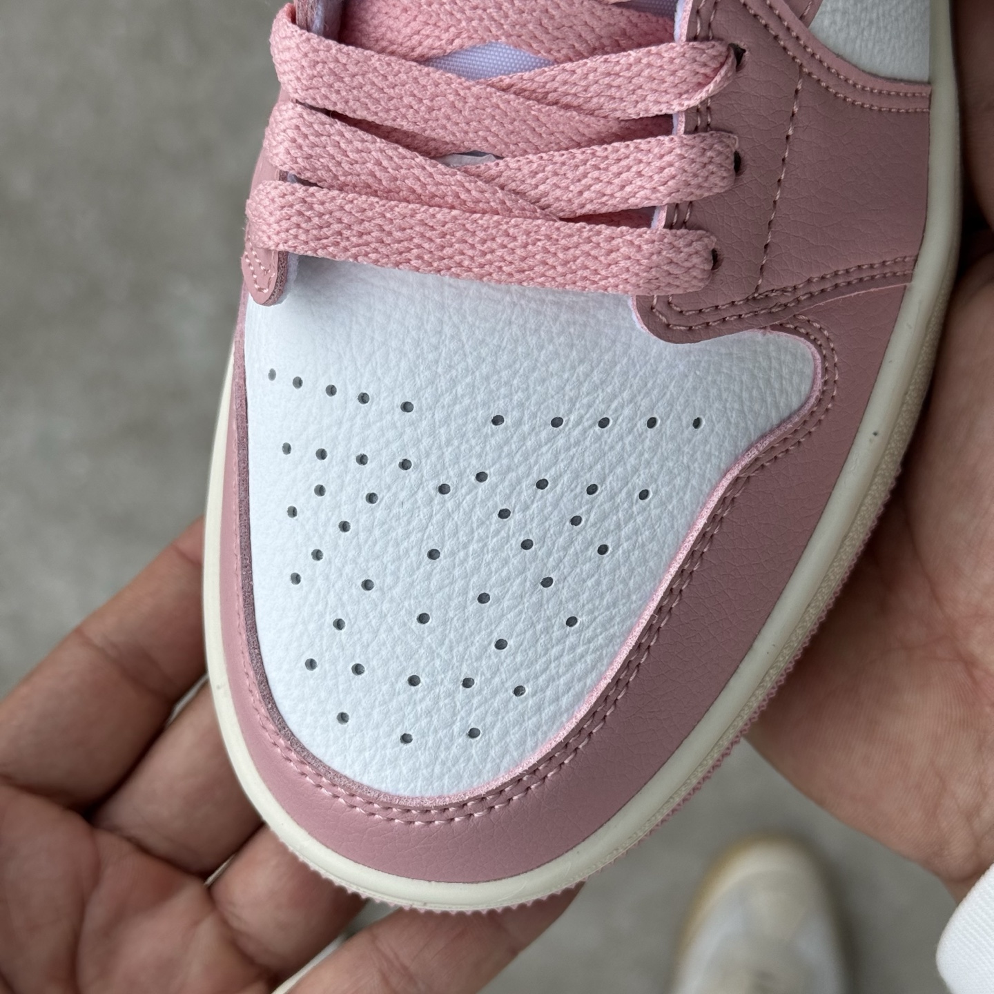  
D版 顶级性价比低帮！
Air Jordan AJ1 Low 低帮系列 粉白色
鞋型细节堪称完美，非