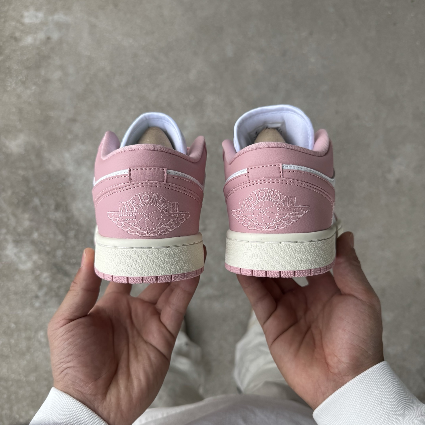  
D版 顶级性价比低帮！
Air Jordan AJ1 Low 低帮系列 粉白色
鞋型细节堪称完美，非