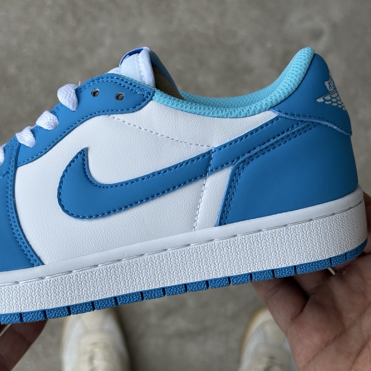  
D版 顶级性价比低帮！
Air Jordan AJ1 Low 低帮系列 dunkSB联名北卡蓝
鞋型
