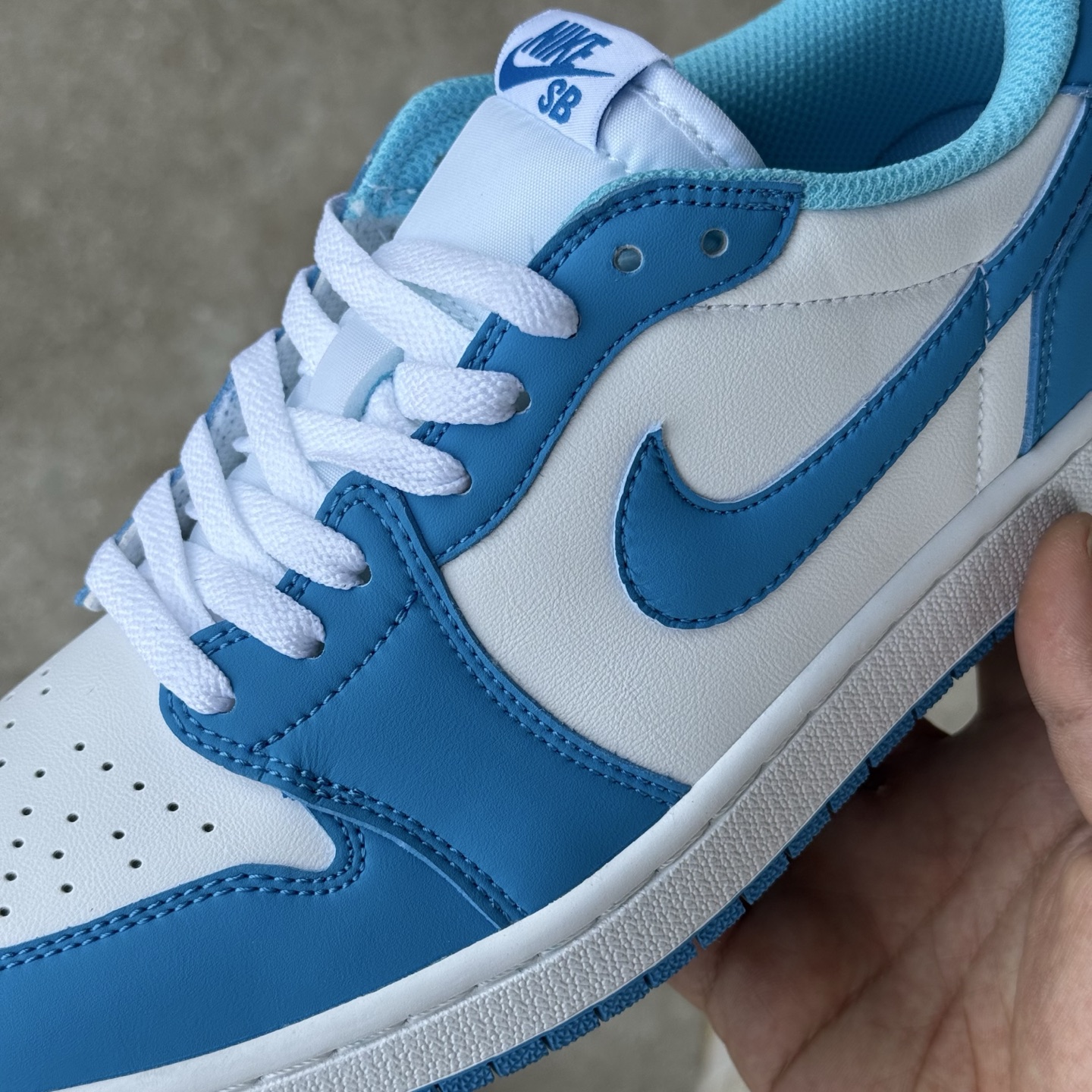  
D版 顶级性价比低帮！
Air Jordan AJ1 Low 低帮系列 dunkSB联名北卡蓝
鞋型
