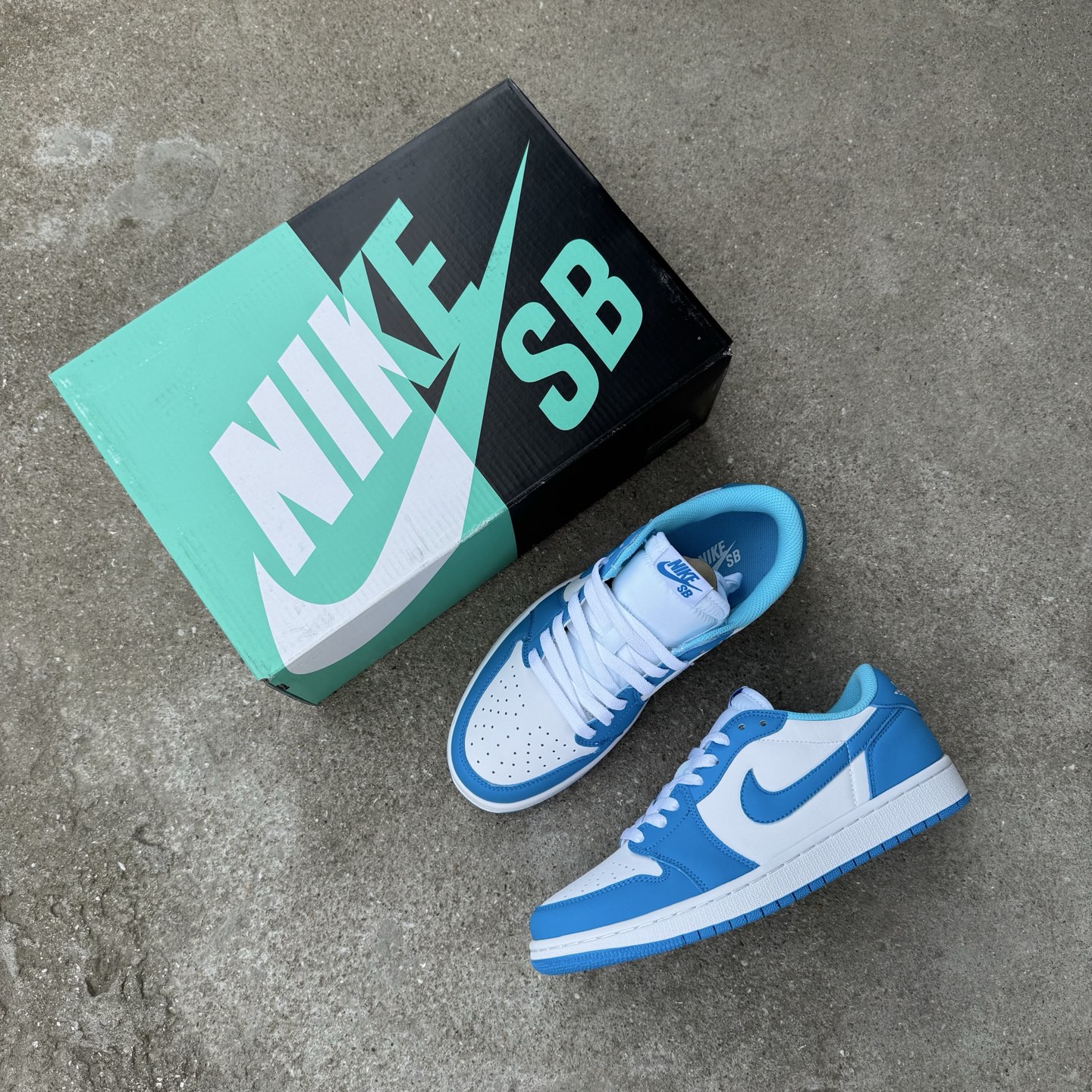  
D版 顶级性价比低帮！
Air Jordan AJ1 Low 低帮系列 dunkSB联名北卡蓝
鞋型