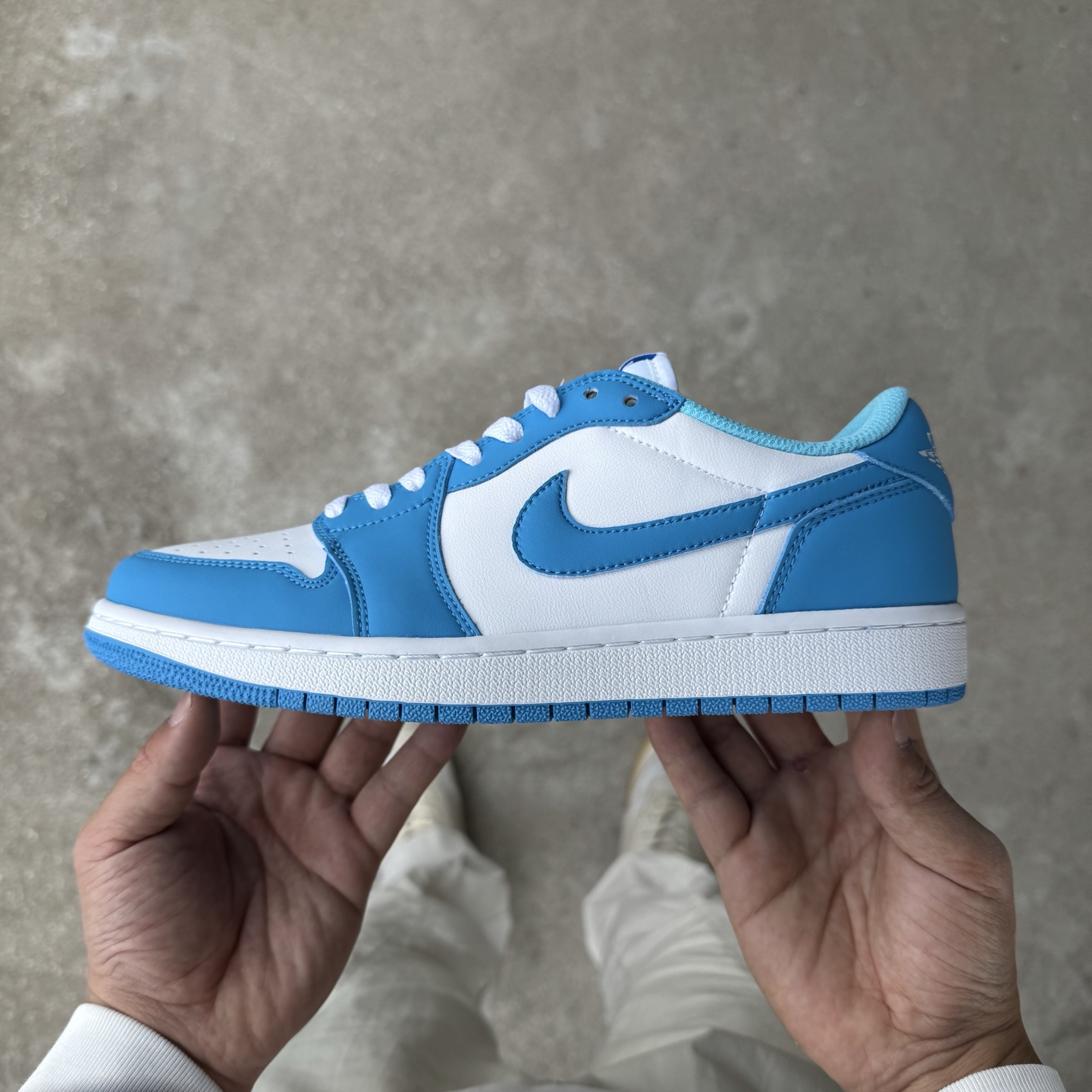  
D版 顶级性价比低帮！
Air Jordan AJ1 Low 低帮系列 dunkSB联名北卡蓝
鞋型