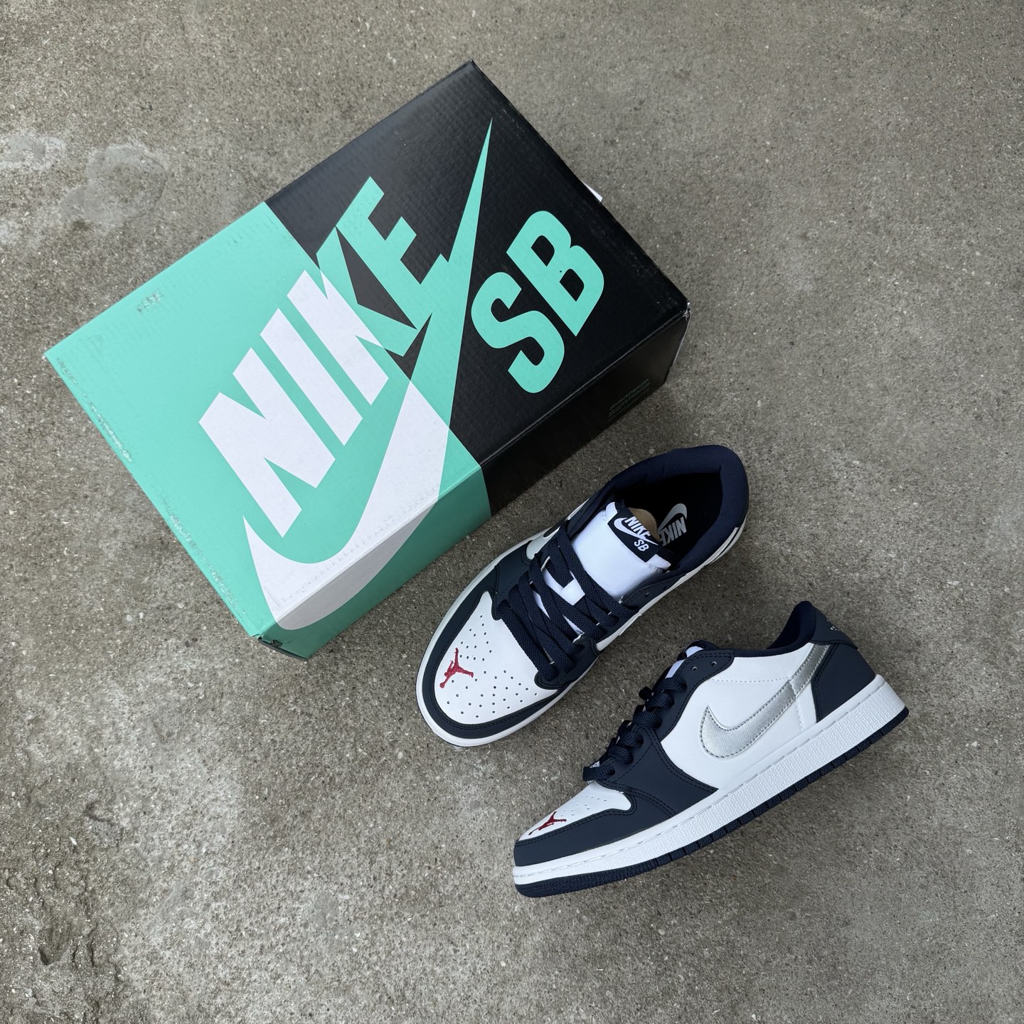  
D版 顶级性价比低帮！
Air Jordan AJ1 Low 低帮系列 dunkSB联名海军蓝
鞋型