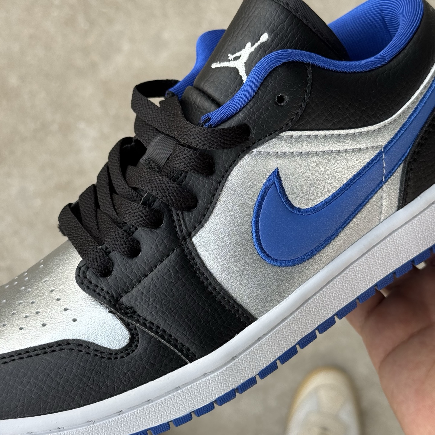  
D版 顶级性价比低帮！
Air Jordan AJ1 Low 低帮系列 黑蓝
鞋型细节堪称完美，非常