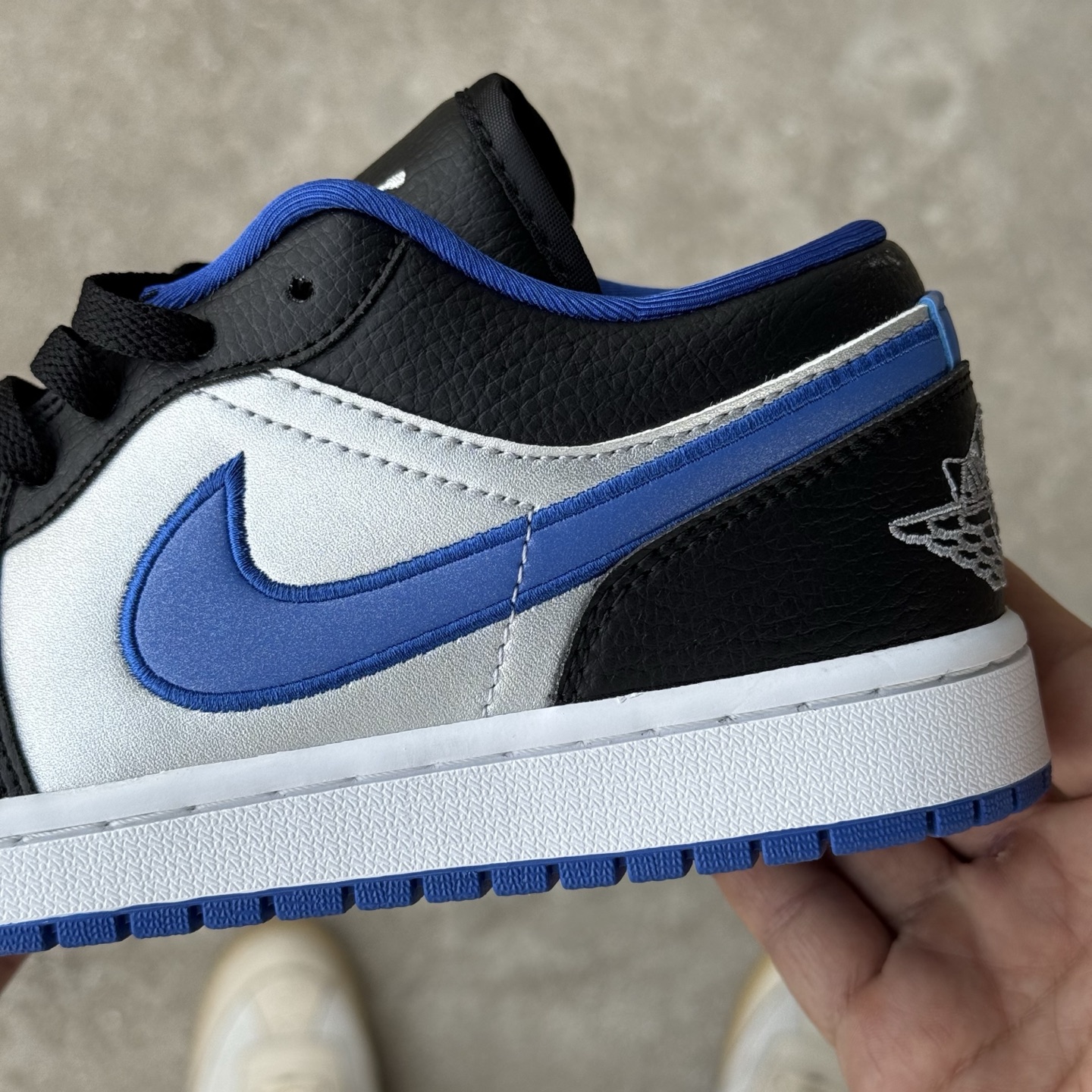  
D版 顶级性价比低帮！
Air Jordan AJ1 Low 低帮系列 黑蓝
鞋型细节堪称完美，非常