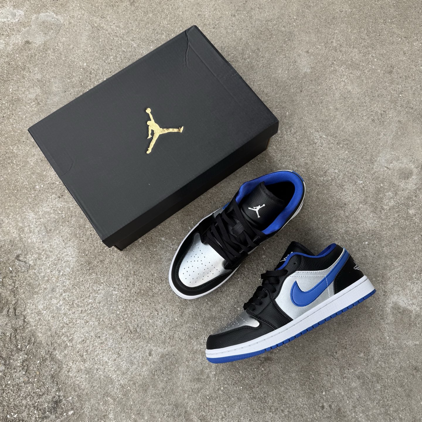  
D版 顶级性价比低帮！
Air Jordan AJ1 Low 低帮系列 黑蓝
鞋型细节堪称完美，非常