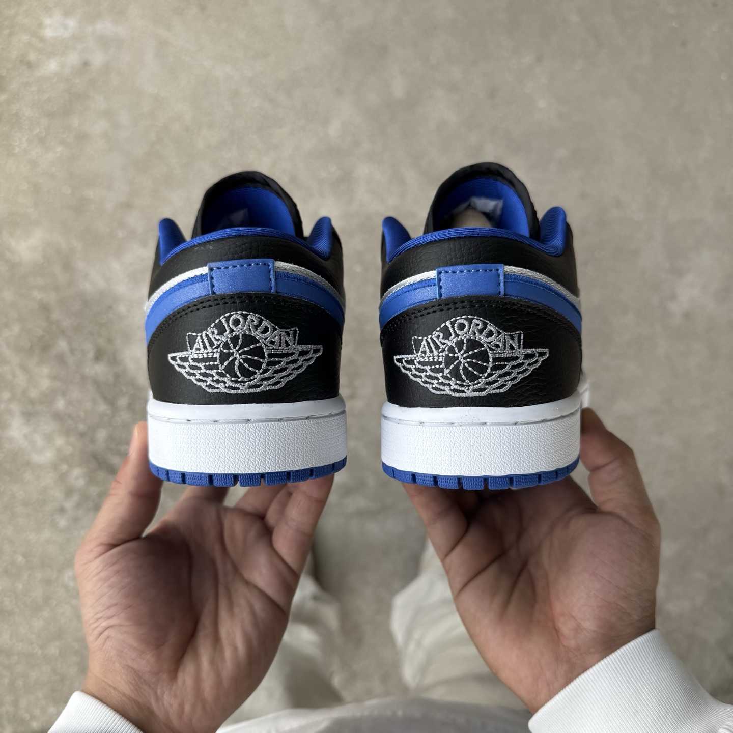  
D版 顶级性价比低帮！
Air Jordan AJ1 Low 低帮系列 黑蓝
鞋型细节堪称完美，非常