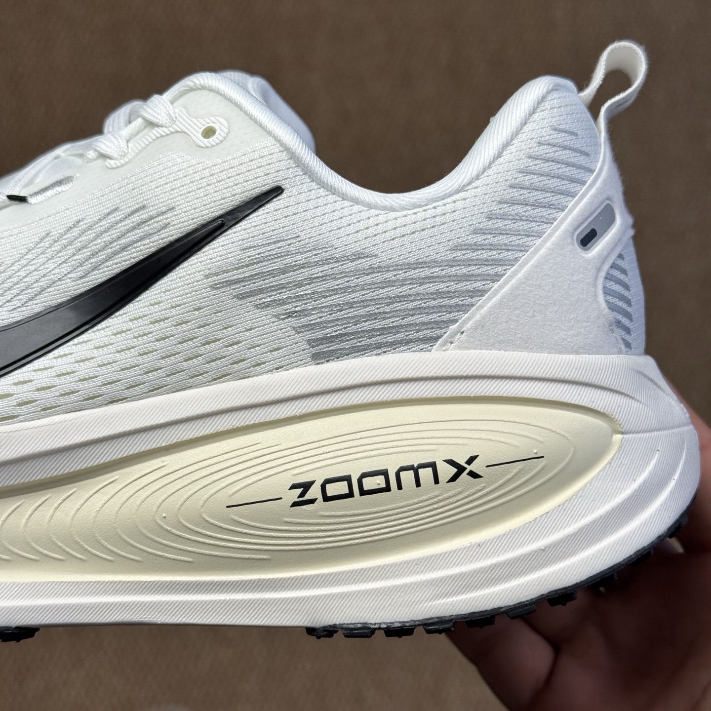 
Nike Vomero 18 马拉松跑鞋 第4色：米色HM6803-101 
尺码36-45带半码