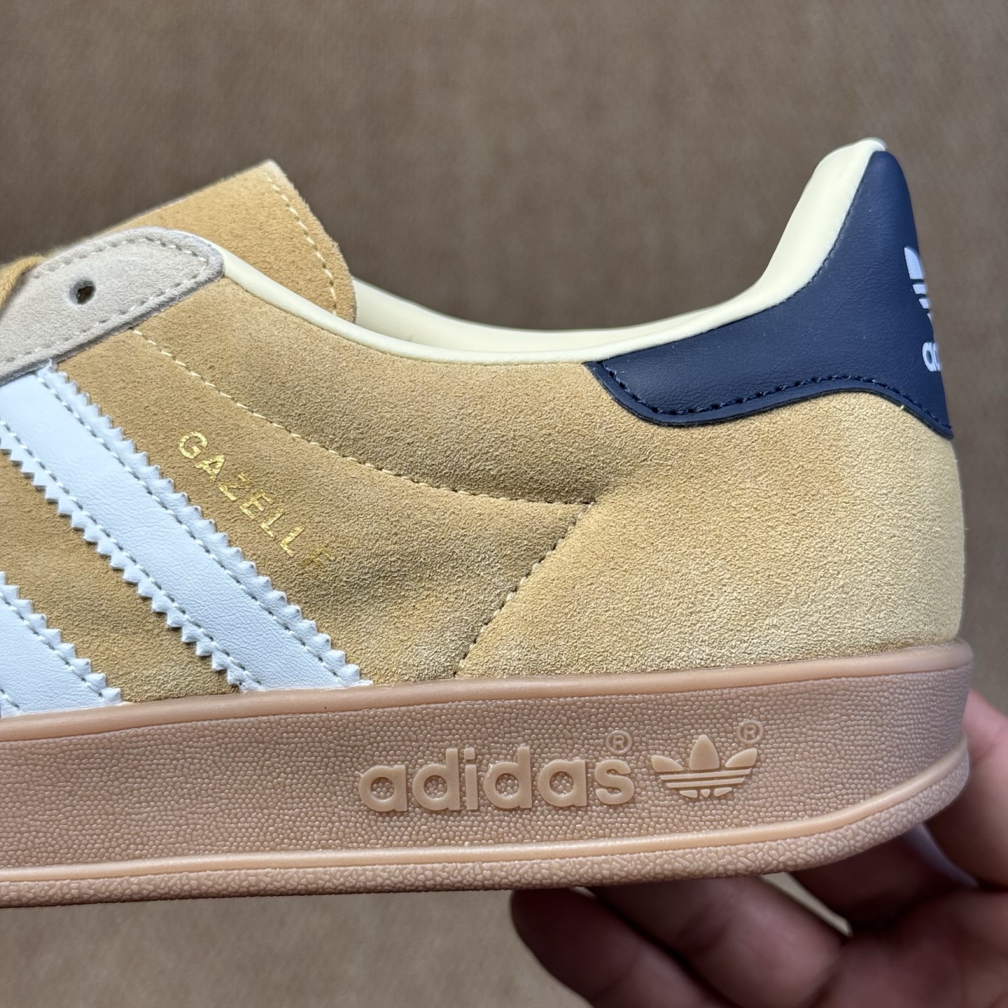  
XJ版 极致性价比！阿迪T字德训鞋：麂皮黄色
Adidas/阿迪达斯 Gazelle 桑巴板鞋sam