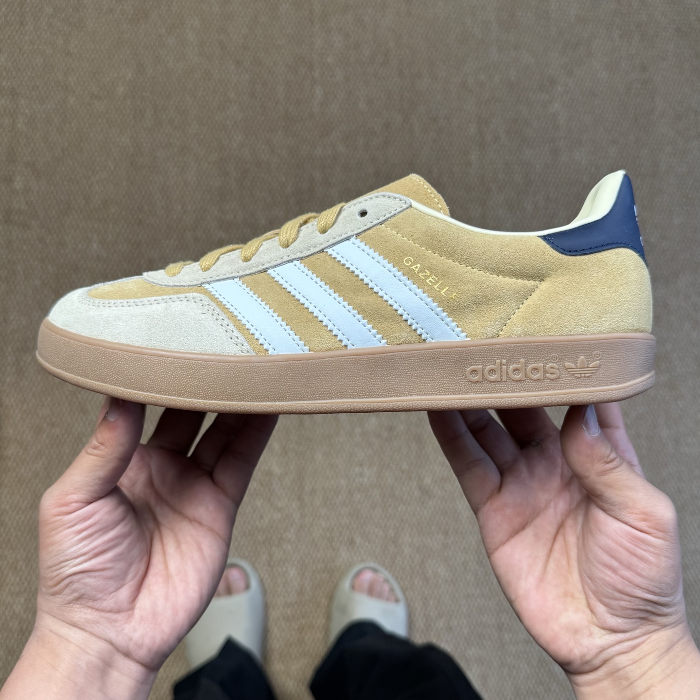  
XJ版 极致性价比！阿迪T字德训鞋：麂皮黄色
Adidas/阿迪达斯 Gazelle 桑巴板鞋sam