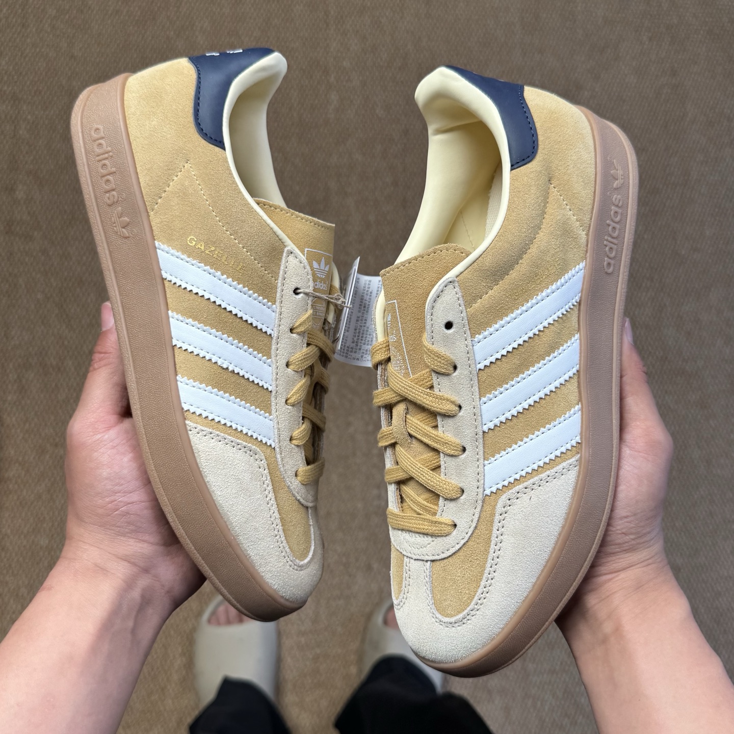  
XJ版 极致性价比！阿迪T字德训鞋：麂皮黄色
Adidas/阿迪达斯 Gazelle 桑巴板鞋sam