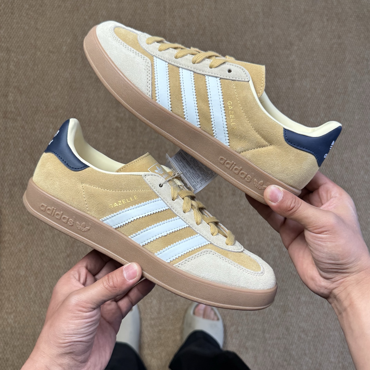  
XJ版 极致性价比！阿迪T字德训鞋：麂皮黄色
Adidas/阿迪达斯 Gazelle 桑巴板鞋sam