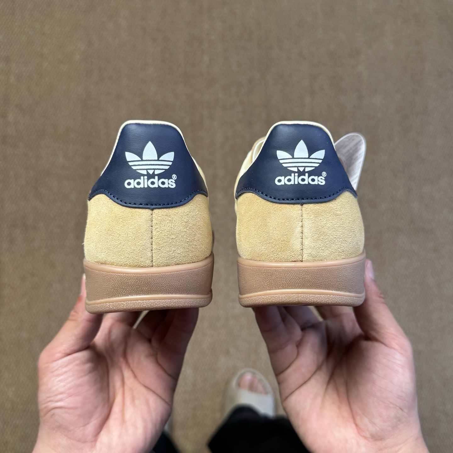 
XJ版 极致性价比！阿迪T字德训鞋：麂皮黄色
Adidas/阿迪达斯 Gazelle 桑巴板鞋sam