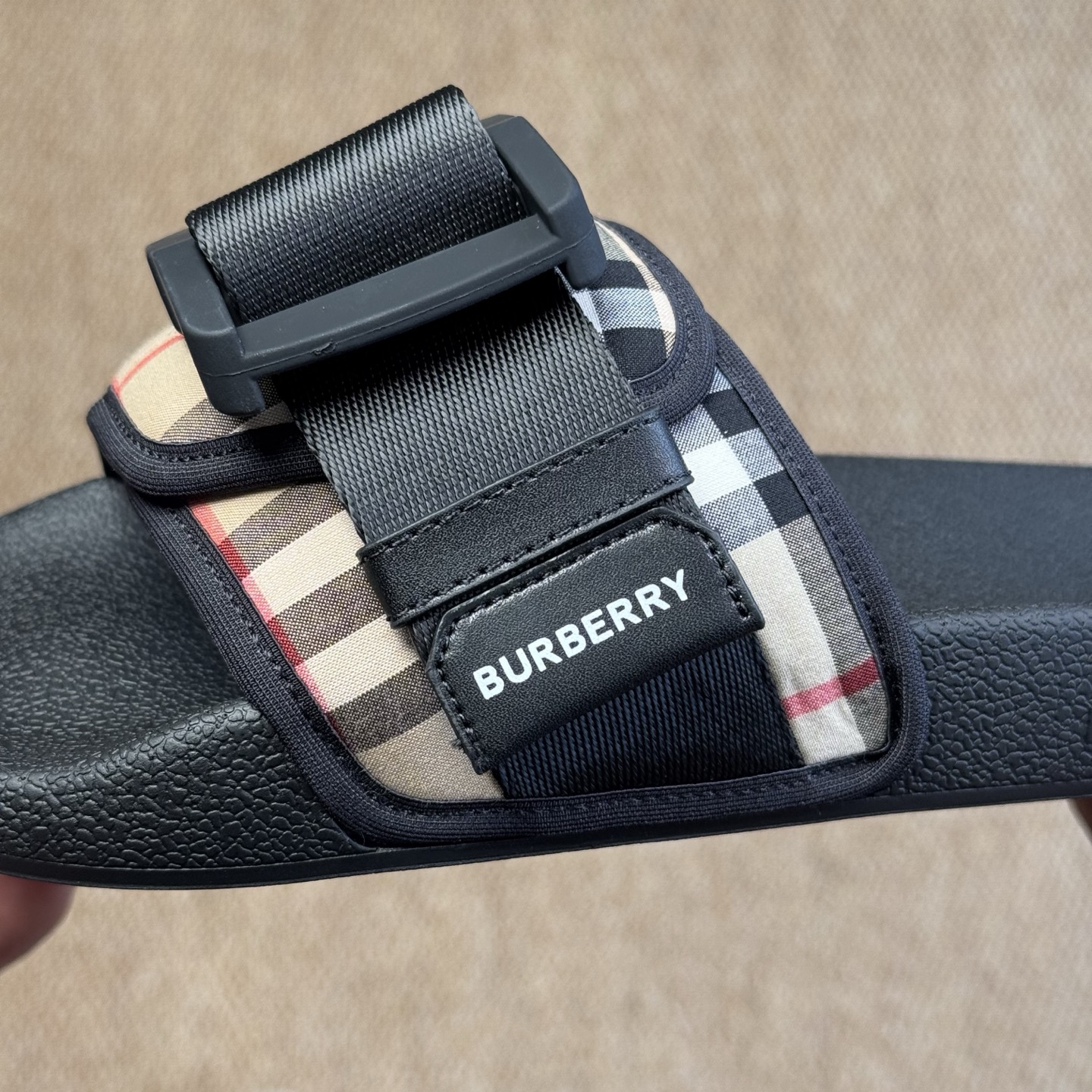  
Burberry博柏利 Vintage 格纹搭扣束带一字拖鞋
专柜包装，原装品质，PT仓现货发售！
