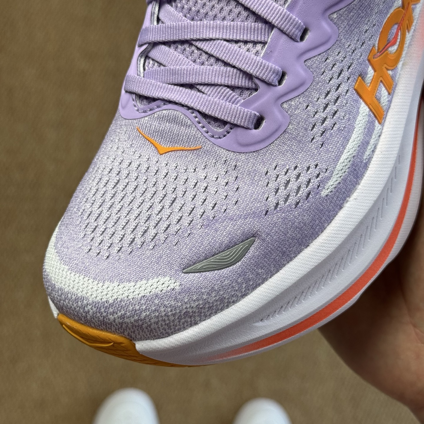  
HOKA ONE ONE Bondi 9 邦迪九代跑步鞋
紫白色 货号：/AGH   尺码：36-4