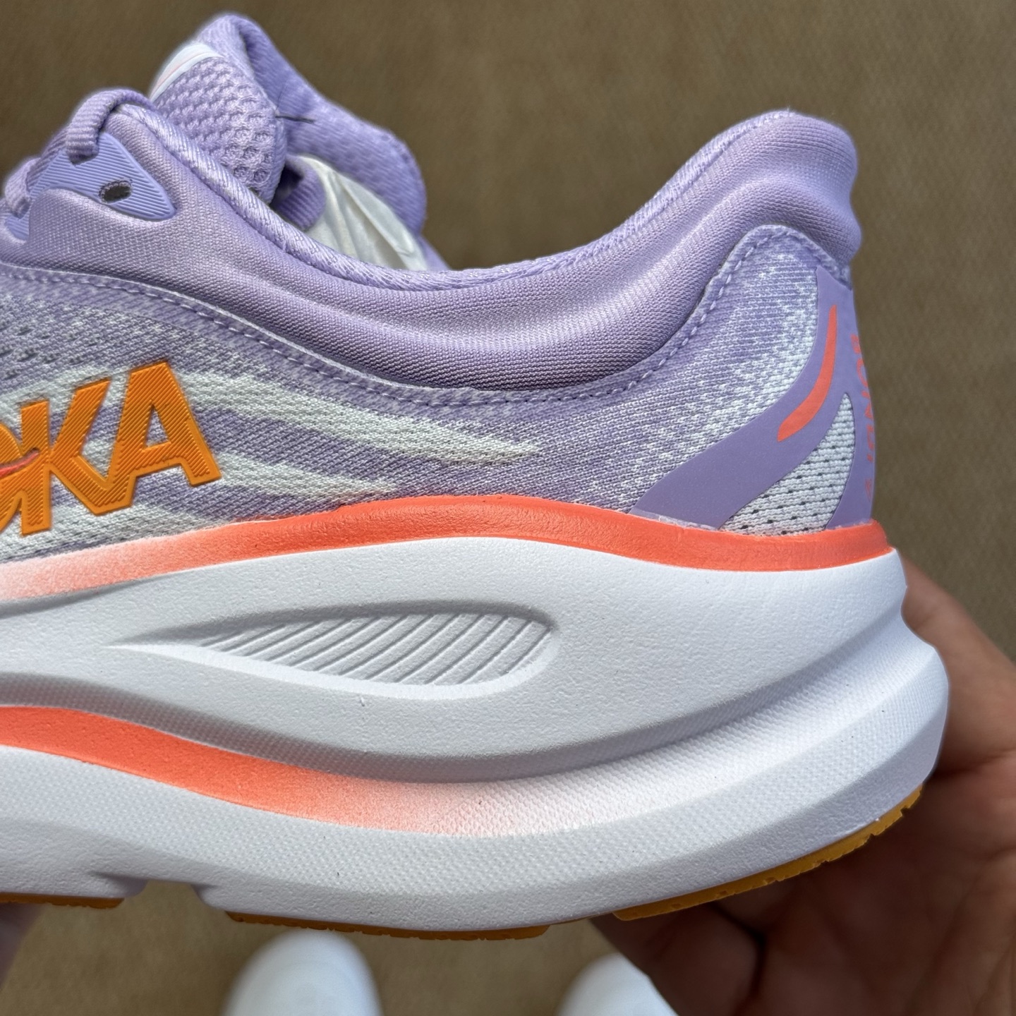  
HOKA ONE ONE Bondi 9 邦迪九代跑步鞋
紫白色 货号：/AGH   尺码：36-4