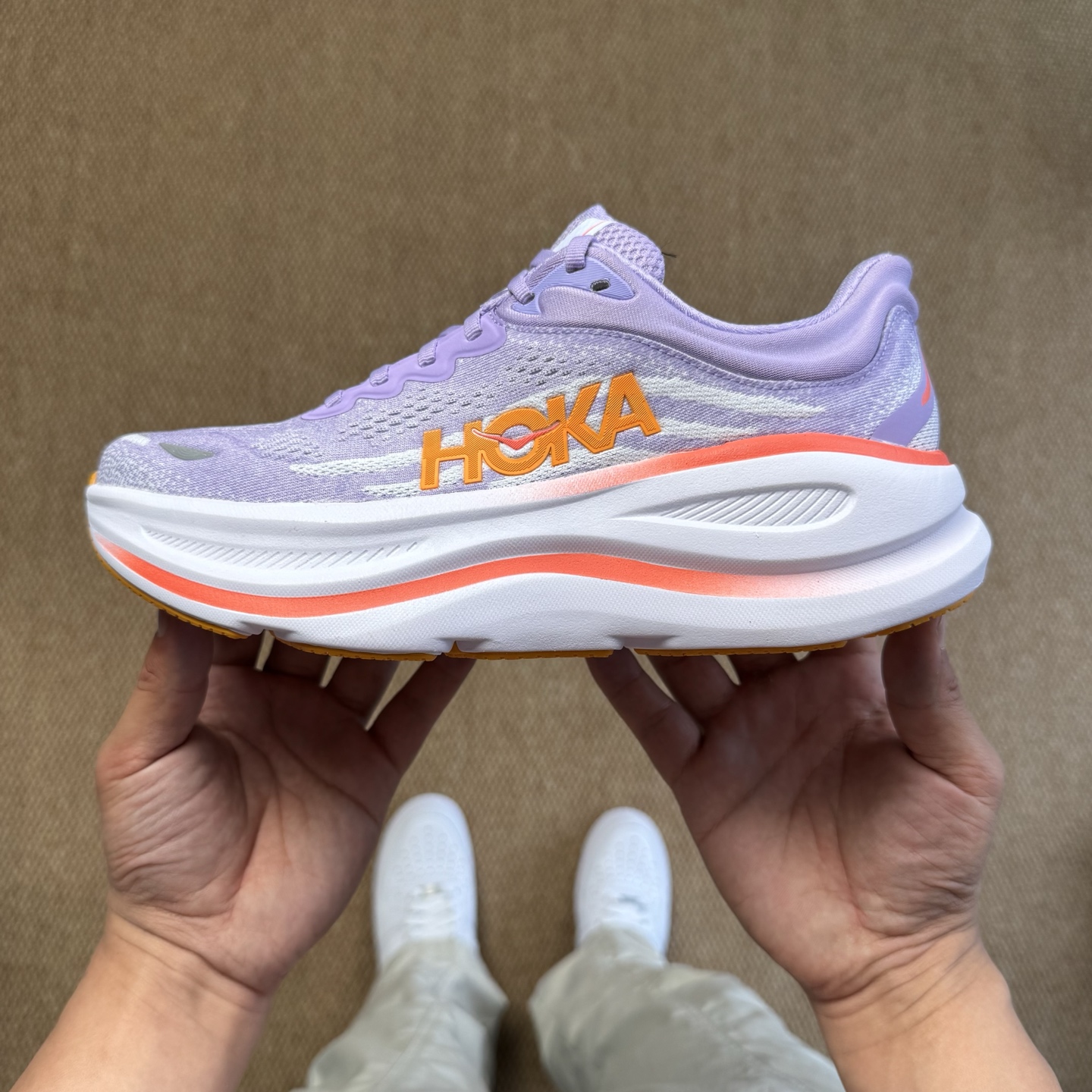  
HOKA ONE ONE Bondi 9 邦迪九代跑步鞋
紫白色 货号：/AGH   尺码：36-4