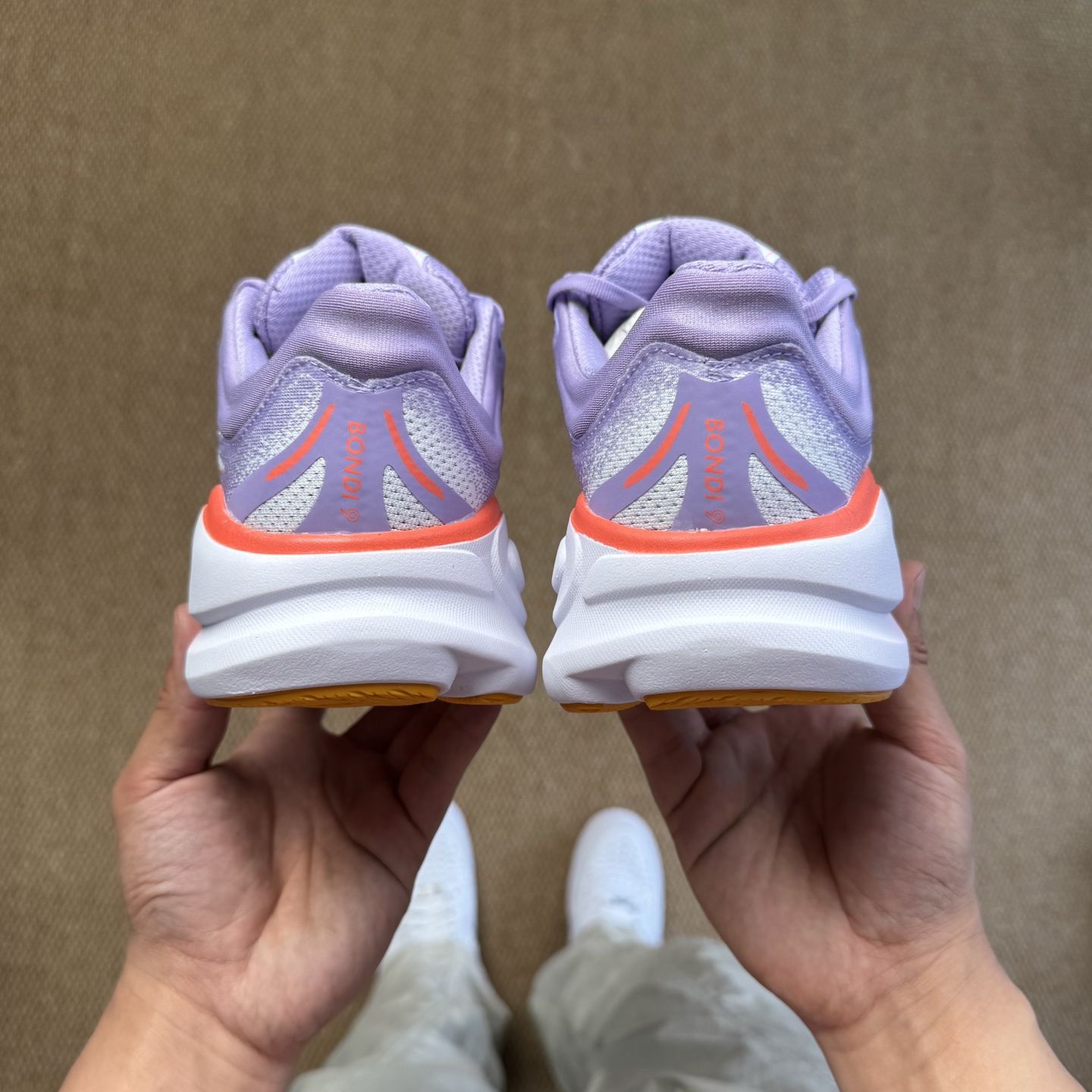  
HOKA ONE ONE Bondi 9 邦迪九代跑步鞋
紫白色 货号：/AGH   尺码：36-4