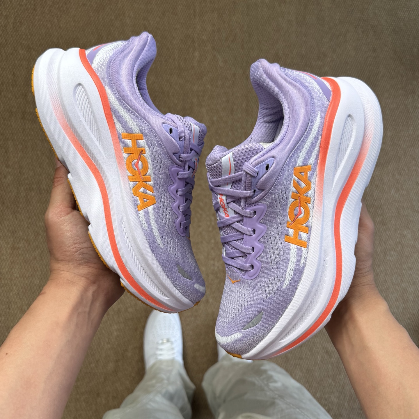  
HOKA ONE ONE Bondi 9 邦迪九代跑步鞋
紫白色 货号：/AGH   尺码：36-4
