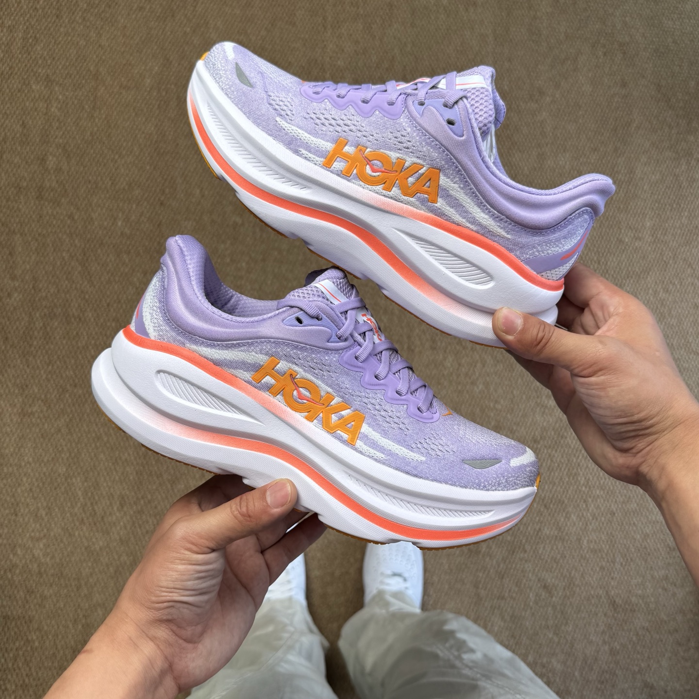  
HOKA ONE ONE Bondi 9 邦迪九代跑步鞋
紫白色 货号：/AGH   尺码：36-4