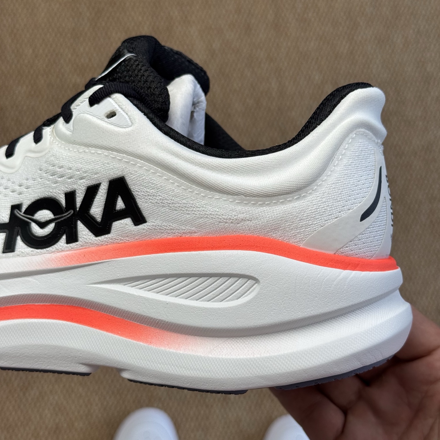  
HOKA ONE ONE Bondi 9 邦迪九代跑步鞋
白橙色 货号：/WBLC  尺码：36-4