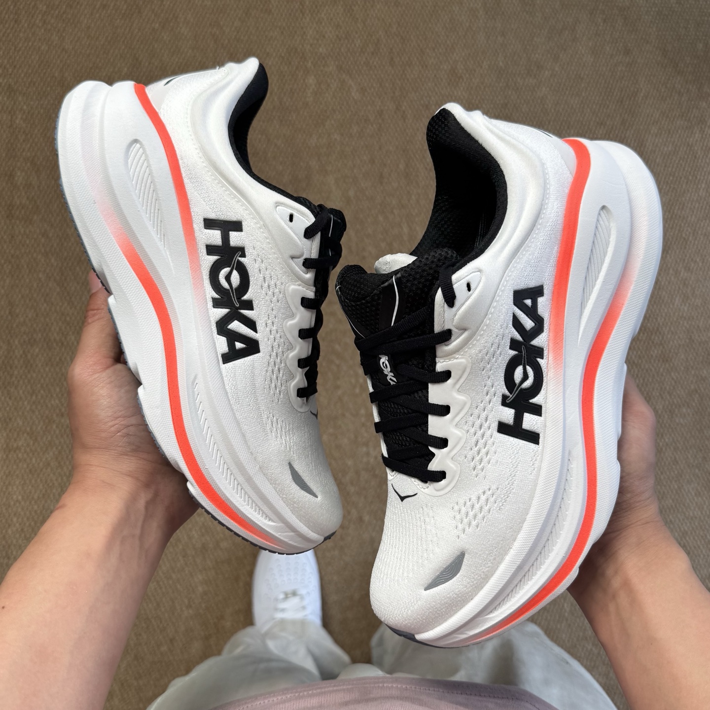  
HOKA ONE ONE Bondi 9 邦迪九代跑步鞋
白橙色 货号：/WBLC  尺码：36-4