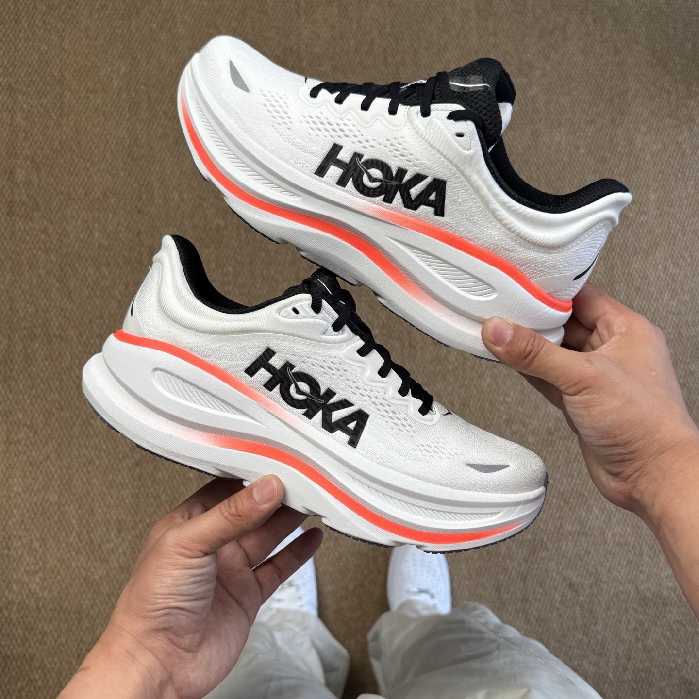  
HOKA ONE ONE Bondi 9 邦迪九代跑步鞋
白橙色 货号：/WBLC  尺码：36-4