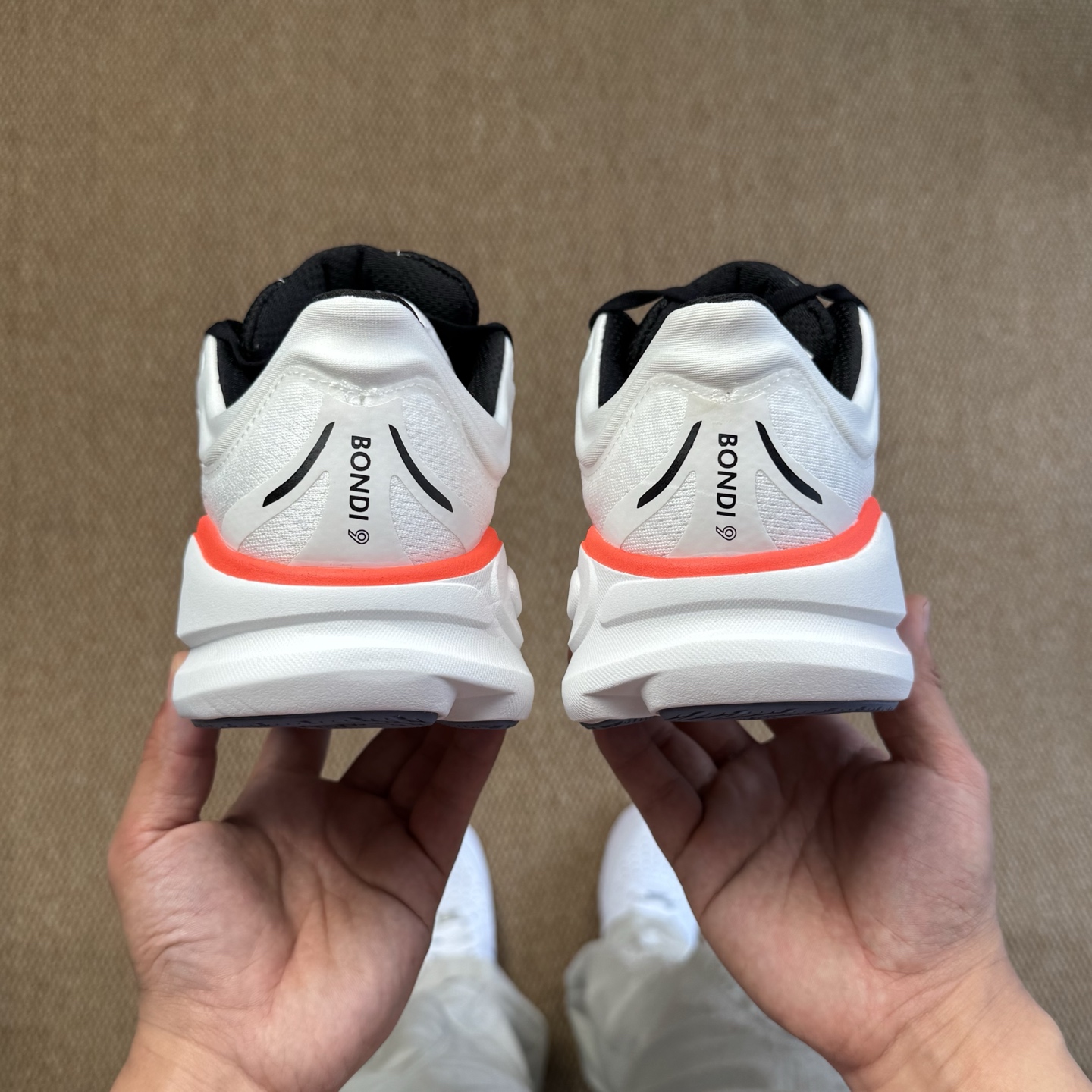  
HOKA ONE ONE Bondi 9 邦迪九代跑步鞋
白橙色 货号：/WBLC  尺码：36-4