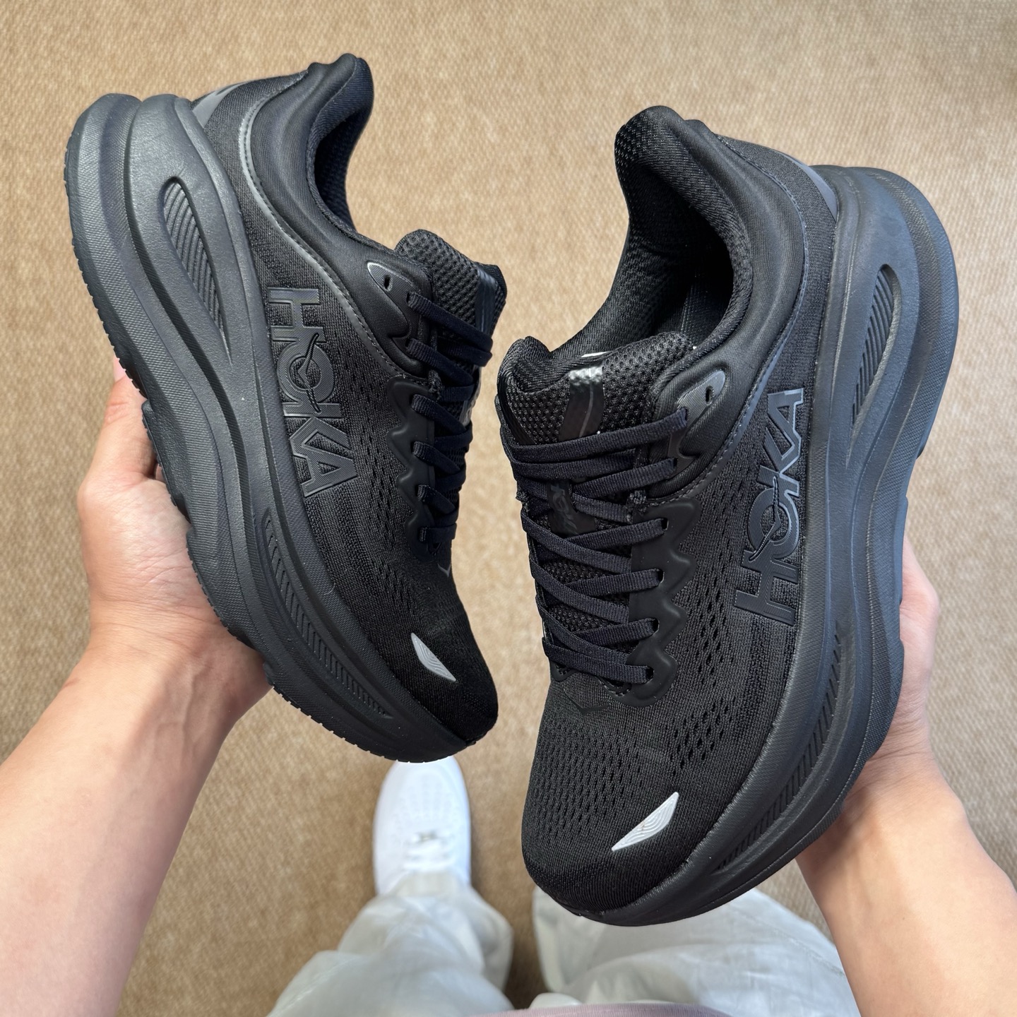  
HOKA ONE ONE Bondi 9 邦迪九代跑步鞋
黑色 货号：/BBLC   尺码：36-4