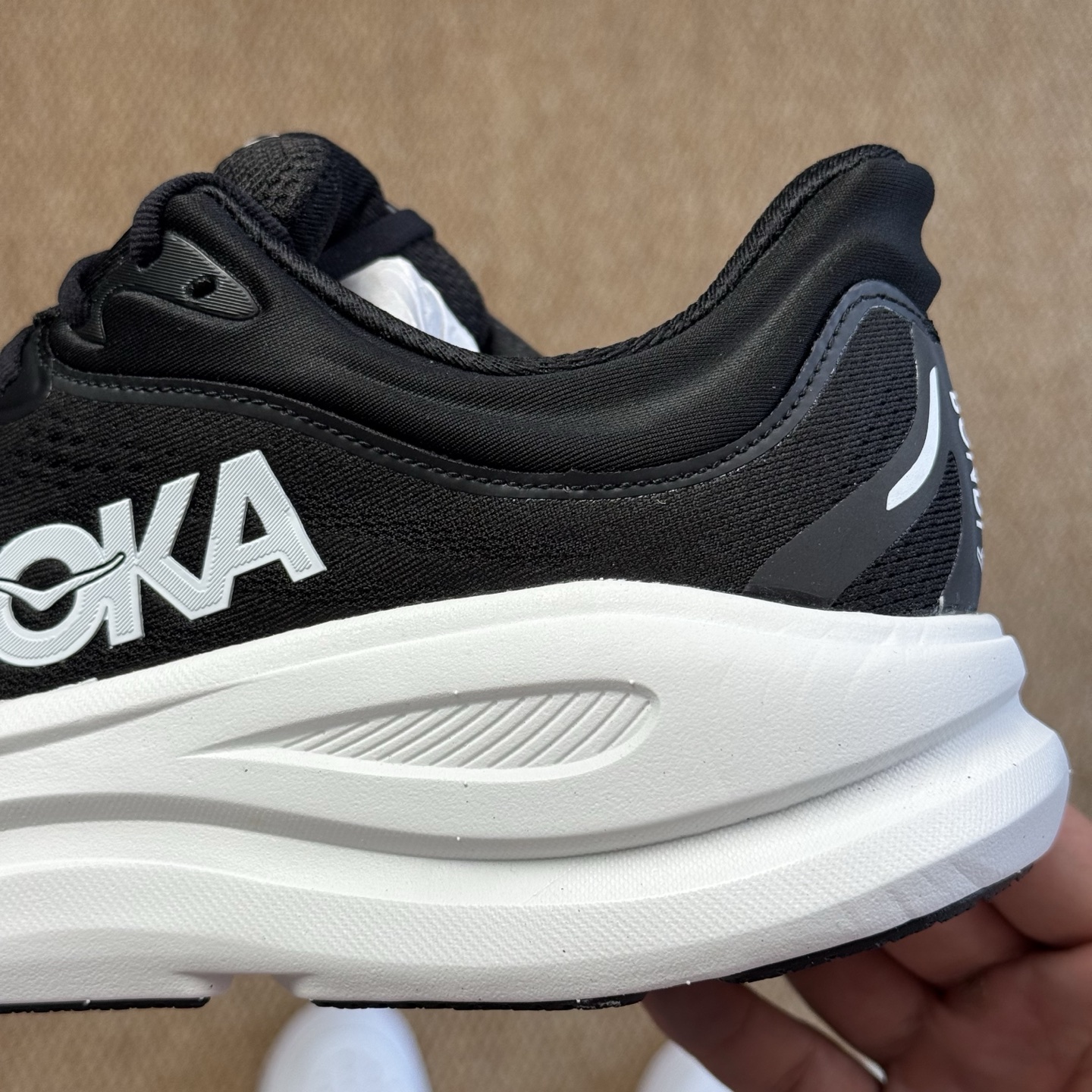  
HOKA ONE ONE Bondi 9 邦迪九代跑步鞋
黑白 货号：/BBLC   尺码：36-4