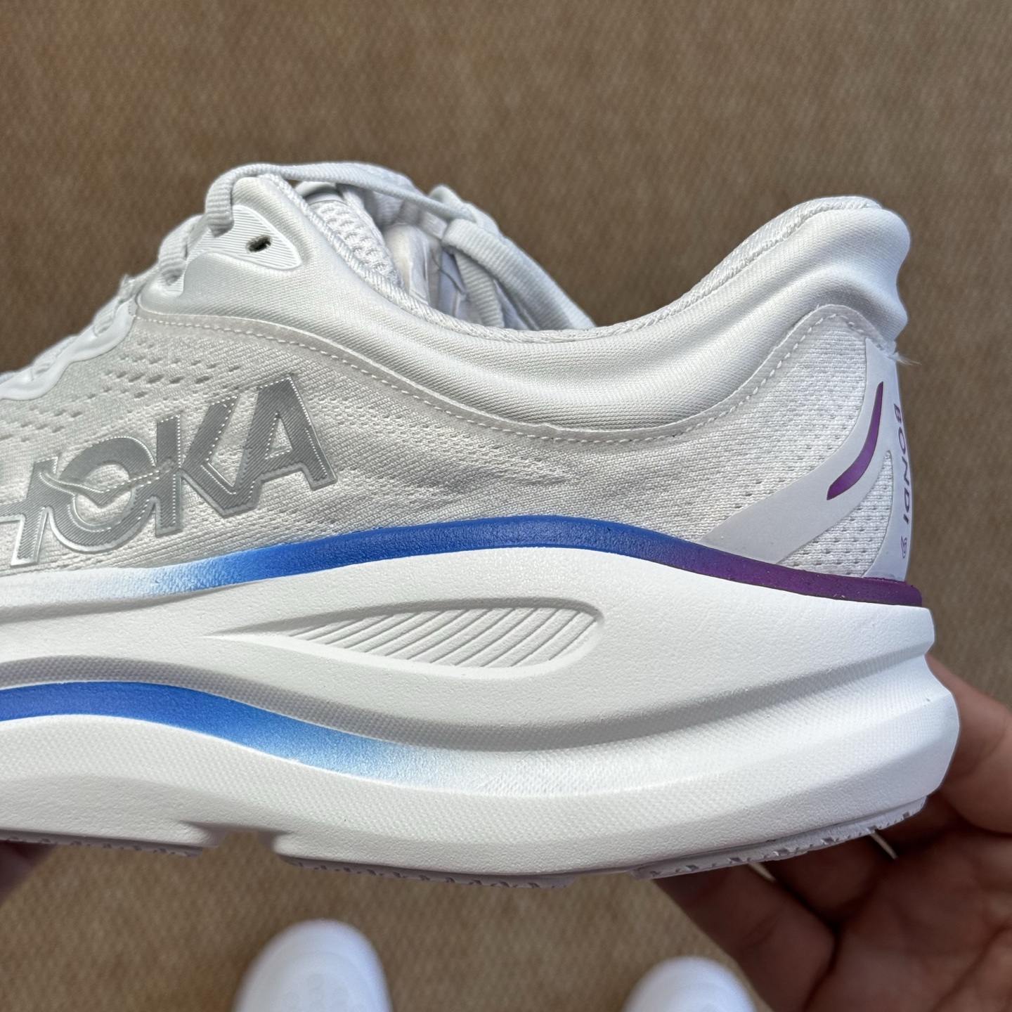  
HOKA ONE ONE Bondi 9 邦迪九代跑步鞋
灰白色 货号：/CYWH   尺码：36-