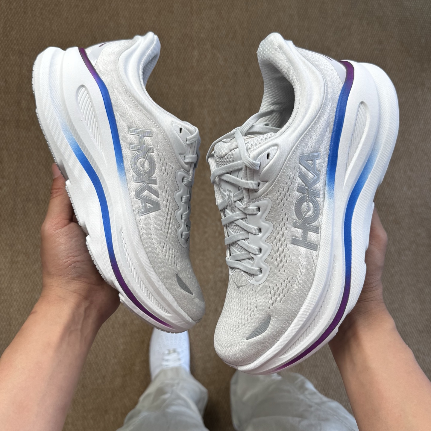  
HOKA ONE ONE Bondi 9 邦迪九代跑步鞋
灰白色 货号：/CYWH   尺码：36-