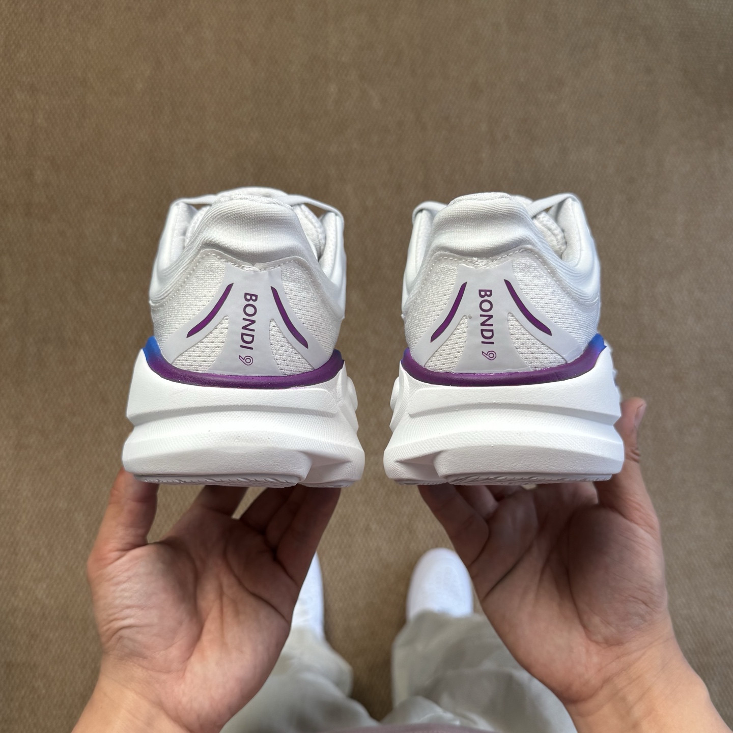  
HOKA ONE ONE Bondi 9 邦迪九代跑步鞋
灰白色 货号：/CYWH   尺码：36-