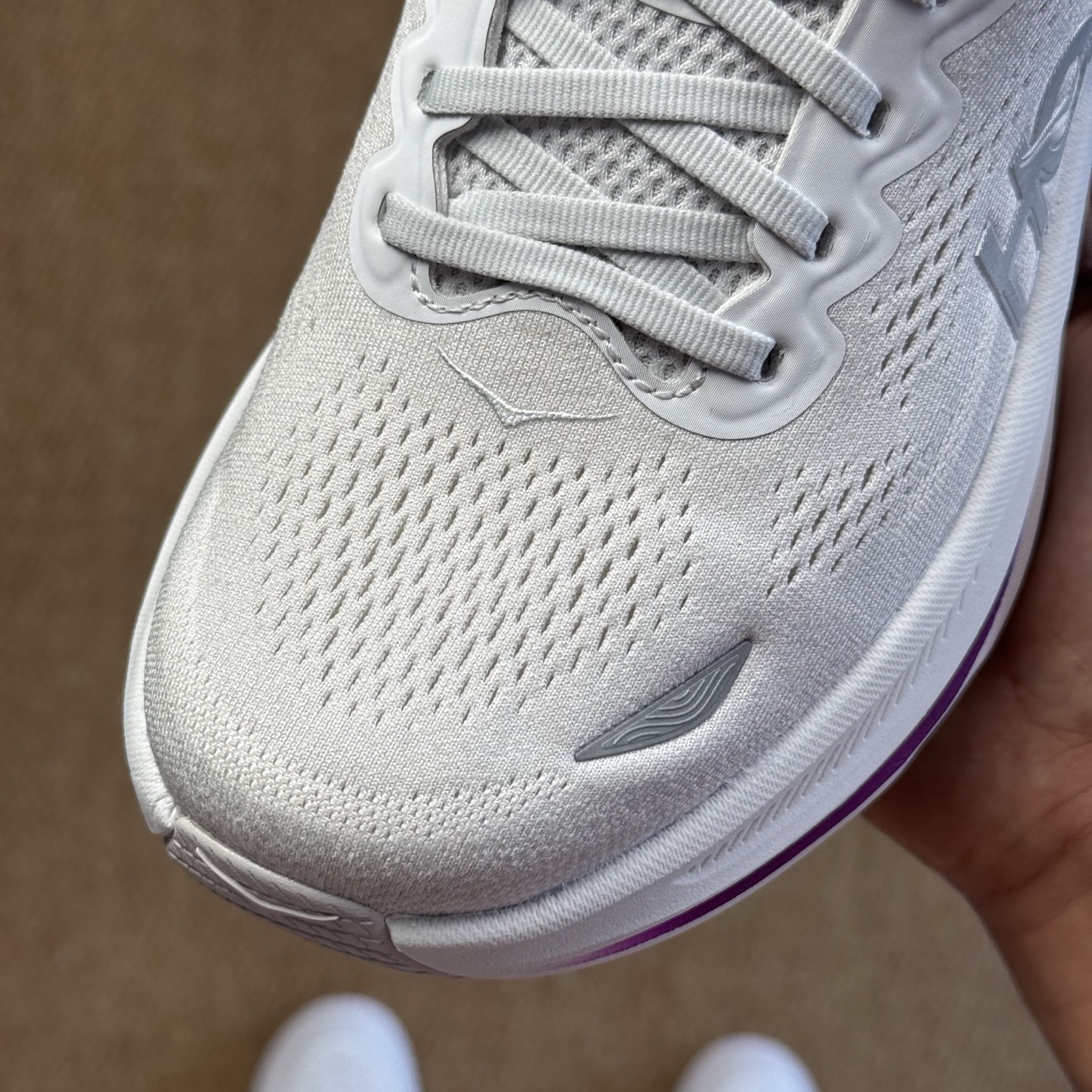  
HOKA ONE ONE Bondi 9 邦迪九代跑步鞋
灰白色 货号：/CYWH   尺码：36-