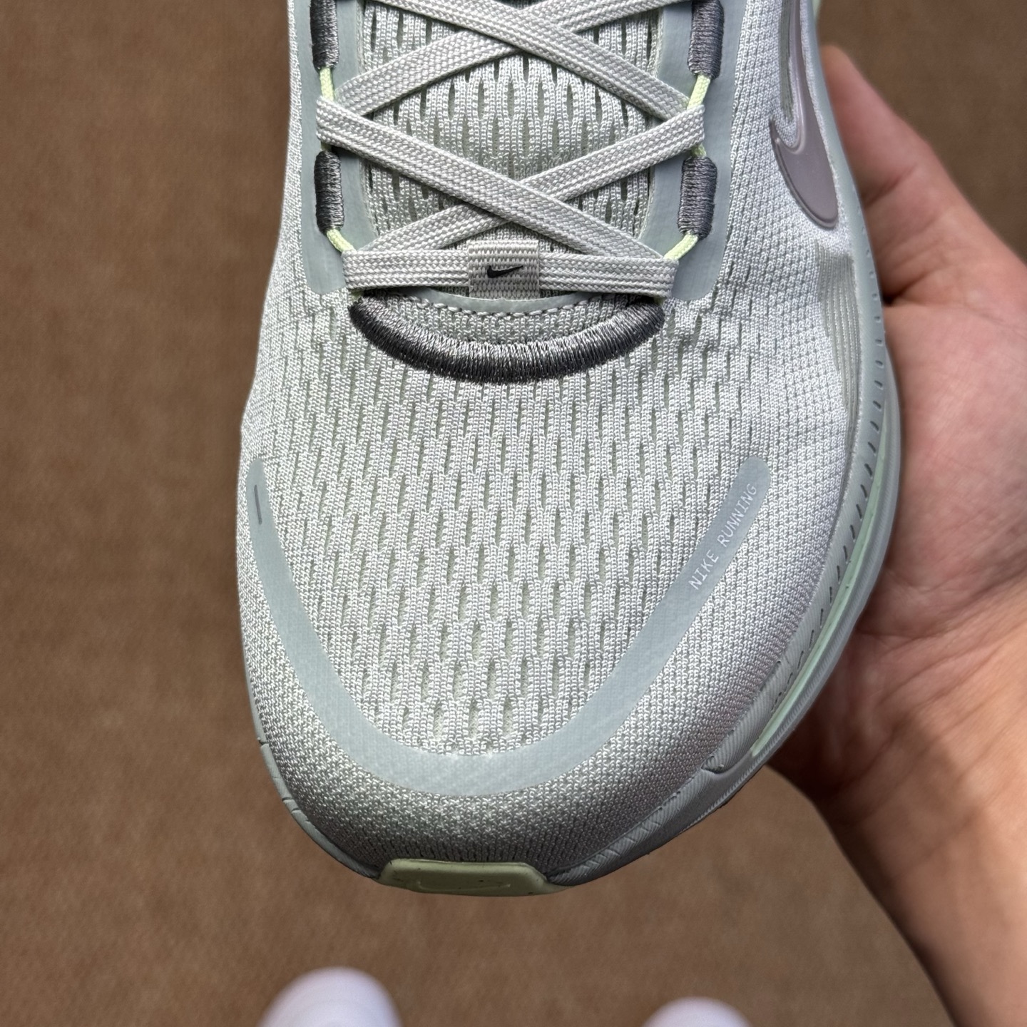 
Nike Vomero 18 马拉松跑鞋 第5色：灰绿色
做工细节 材料质感吊打同系列
货号：HM68