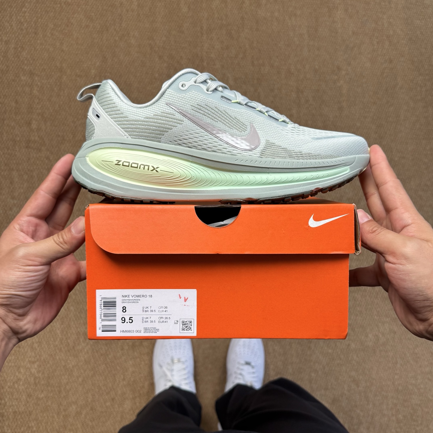 
Nike Vomero 18 马拉松跑鞋 第5色：灰绿色
做工细节 材料质感吊打同系列
货号：HM68
