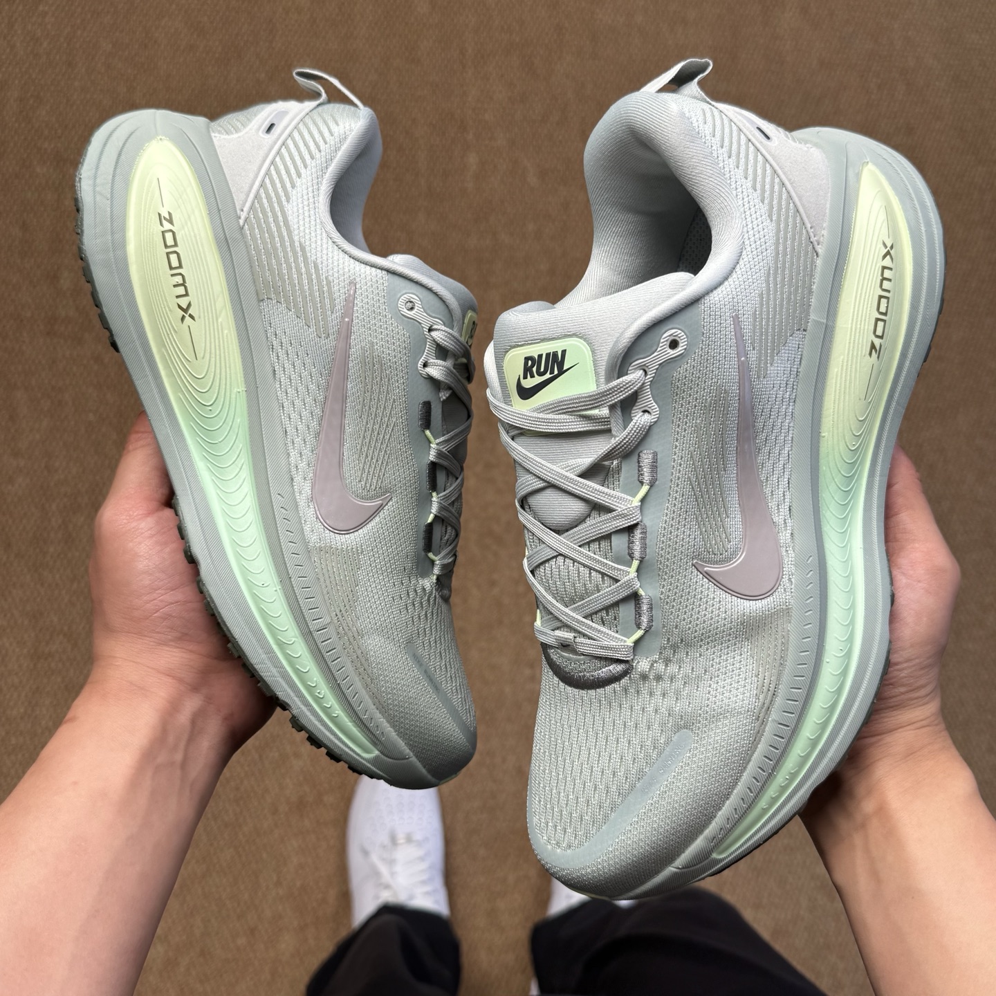 
Nike Vomero 18 马拉松跑鞋 第5色：灰绿色
做工细节 材料质感吊打同系列
货号：HM68