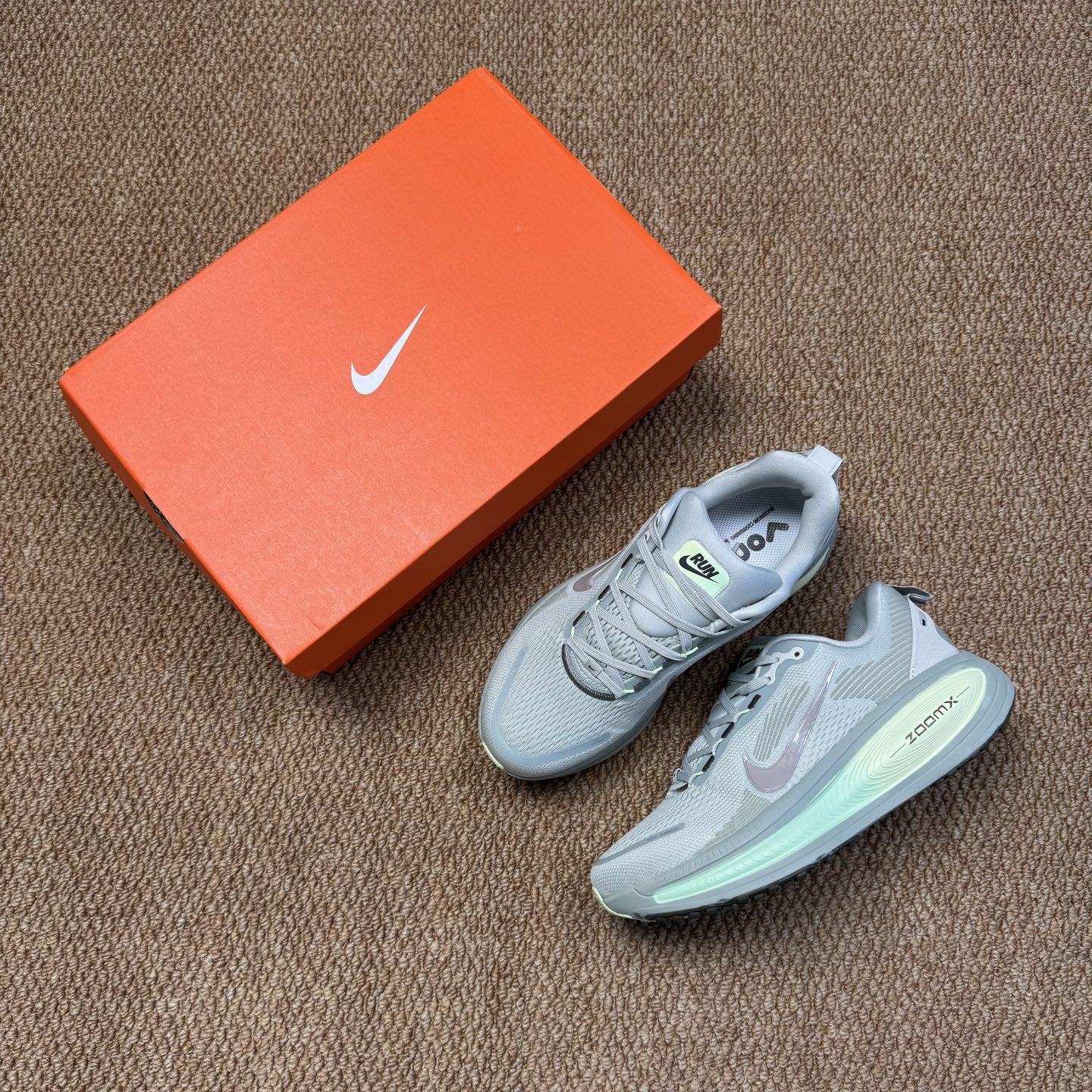 
Nike Vomero 18 马拉松跑鞋 第5色：灰绿色
做工细节 材料质感吊打同系列
货号：HM68