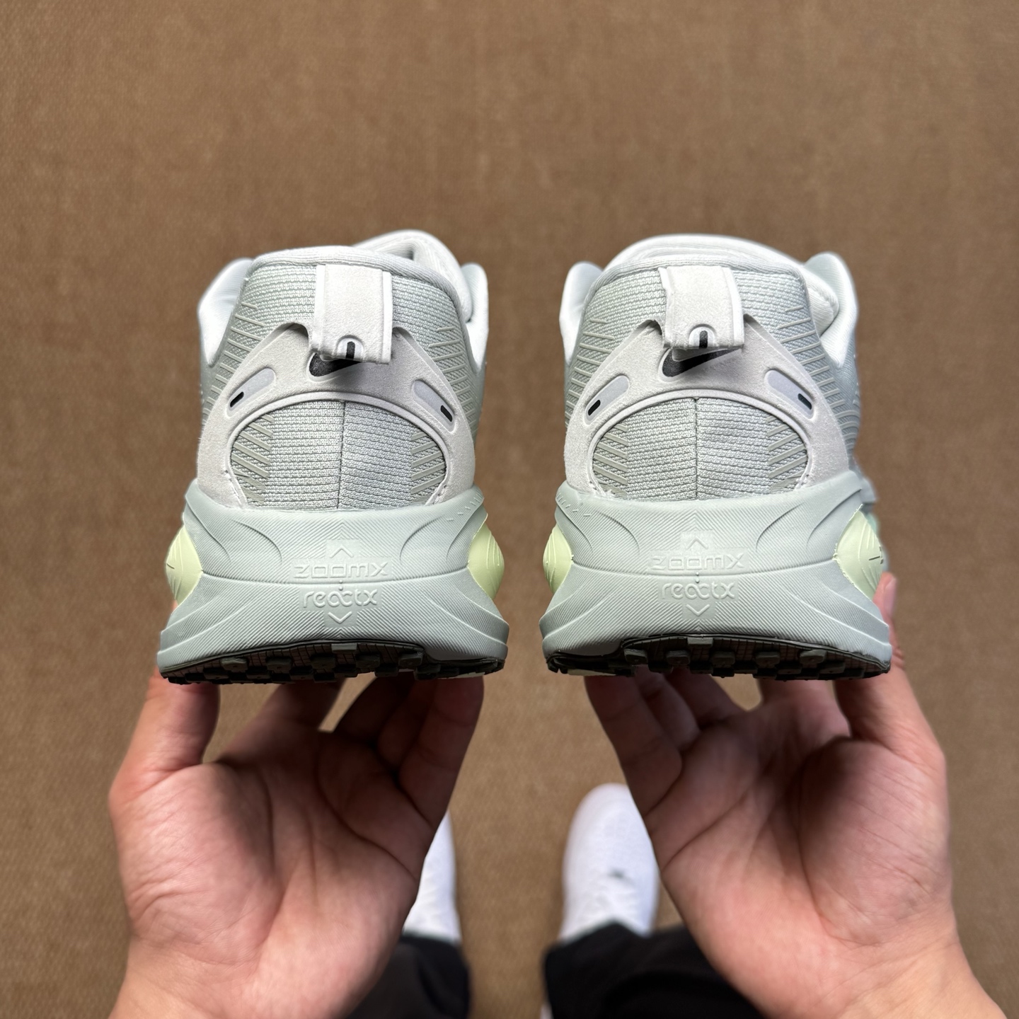 
Nike Vomero 18 马拉松跑鞋 第5色：灰绿色
做工细节 材料质感吊打同系列
货号：HM68