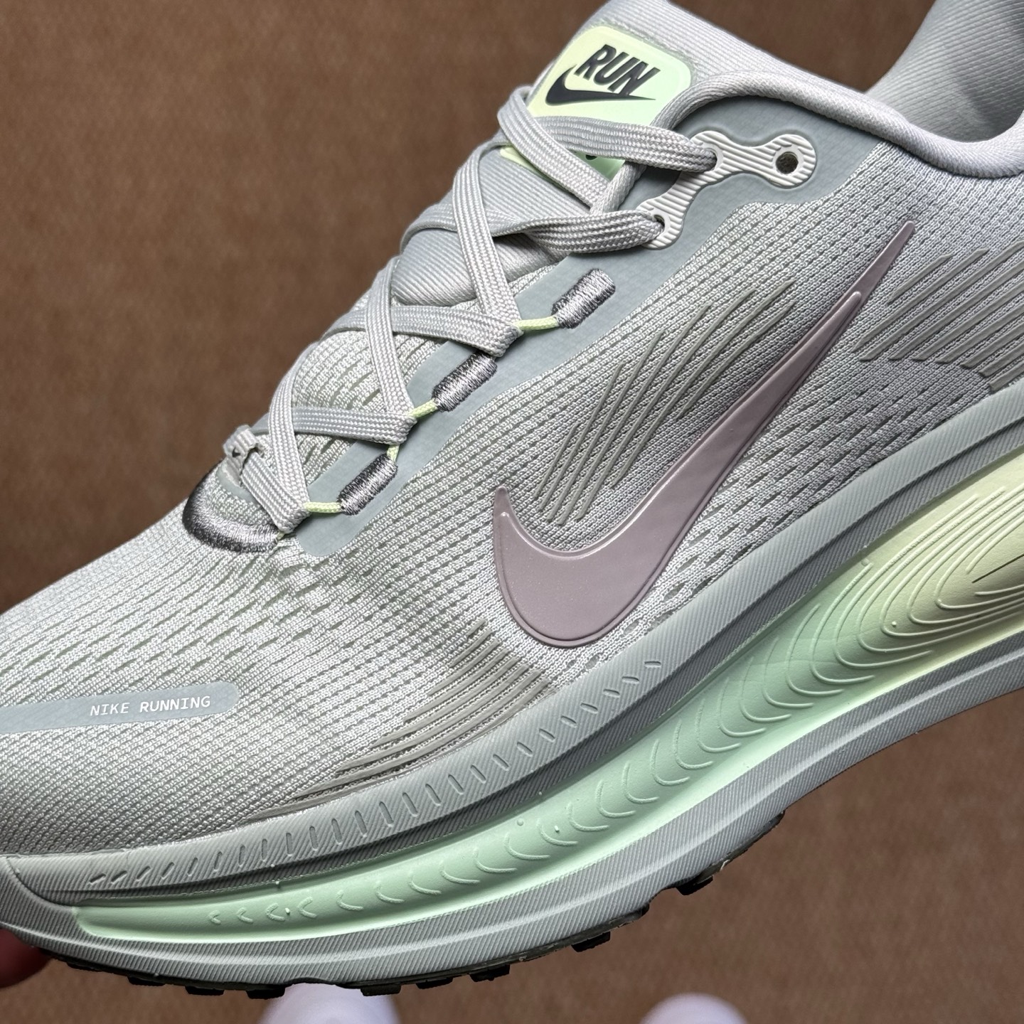 
Nike Vomero 18 马拉松跑鞋 第5色：灰绿色
做工细节 材料质感吊打同系列
货号：HM68