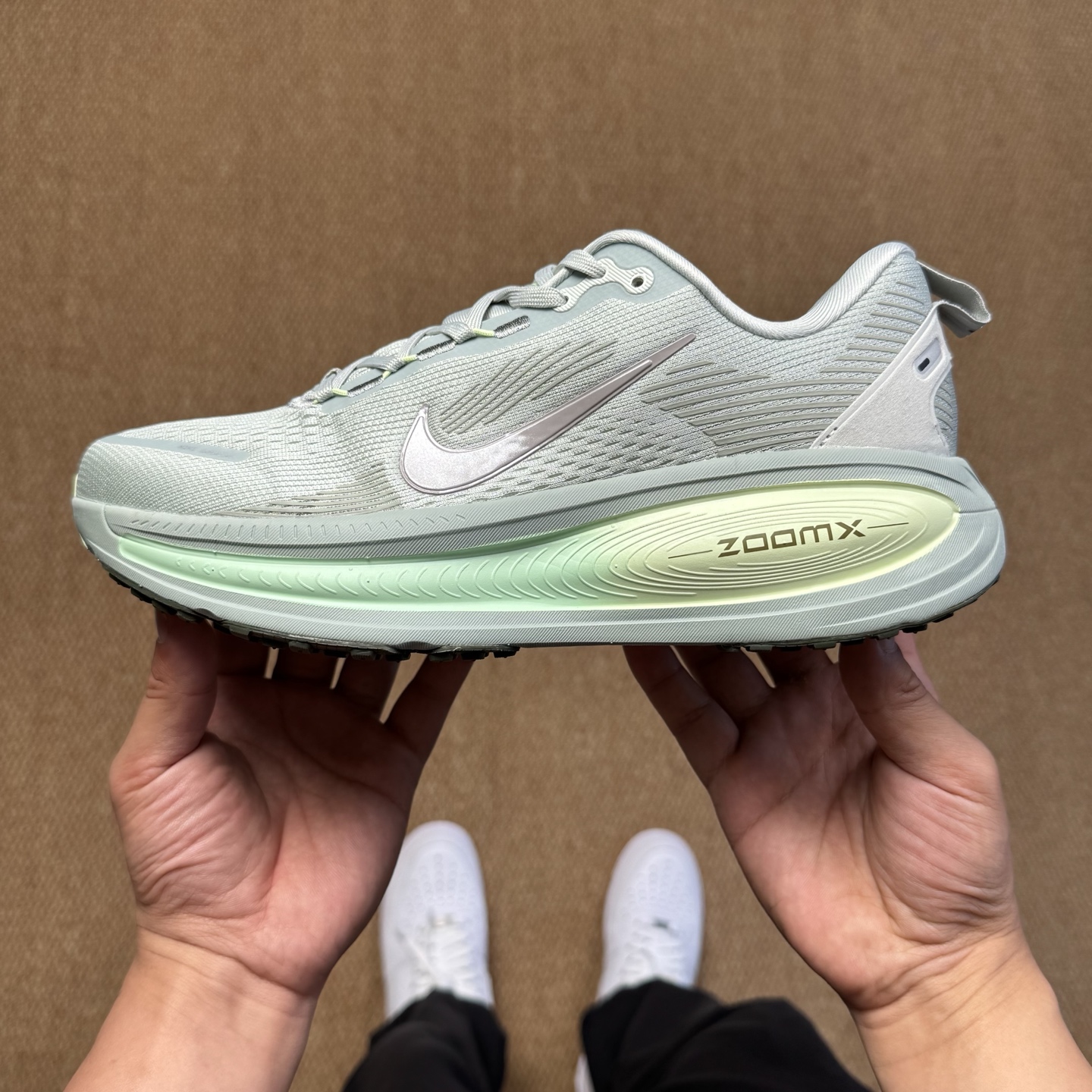 
Nike Vomero 18 马拉松跑鞋 第5色：灰绿色
做工细节 材料质感吊打同系列
货号：HM68