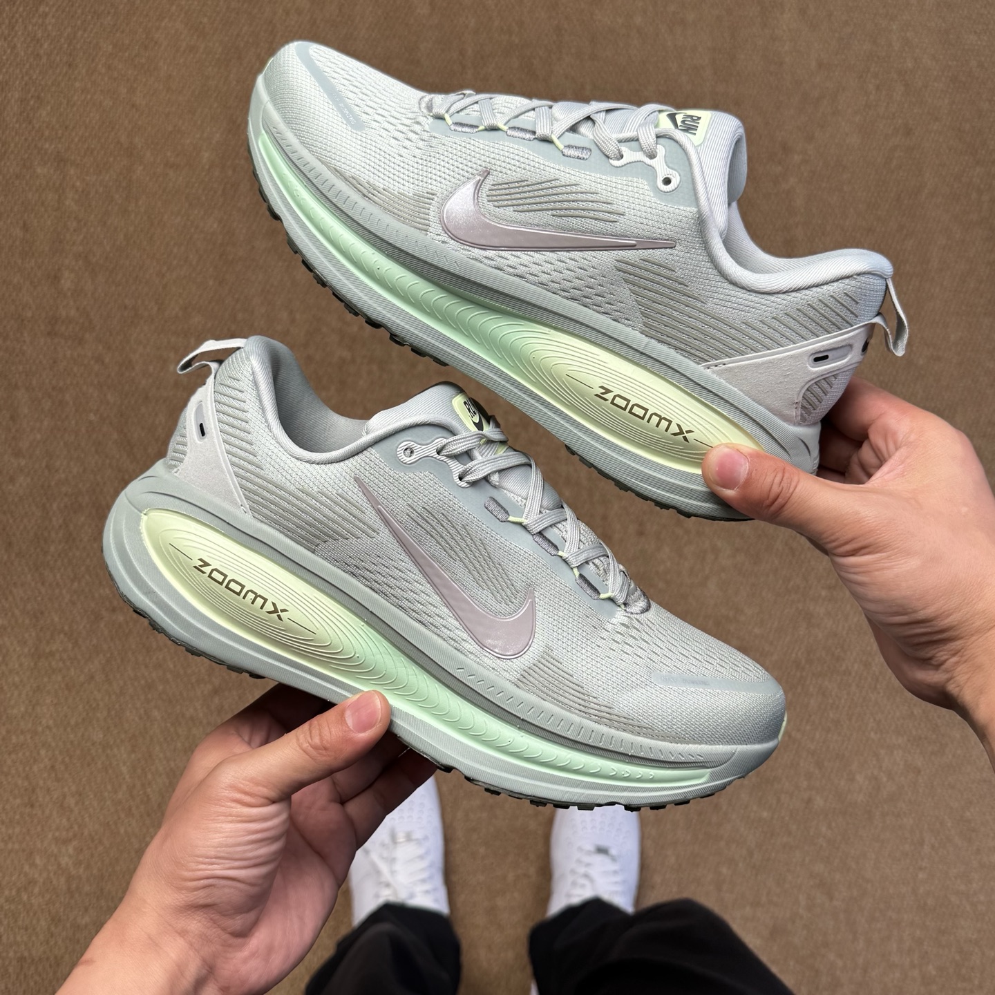 
Nike Vomero 18 马拉松跑鞋 第5色：灰绿色
做工细节 材料质感吊打同系列
货号：HM68