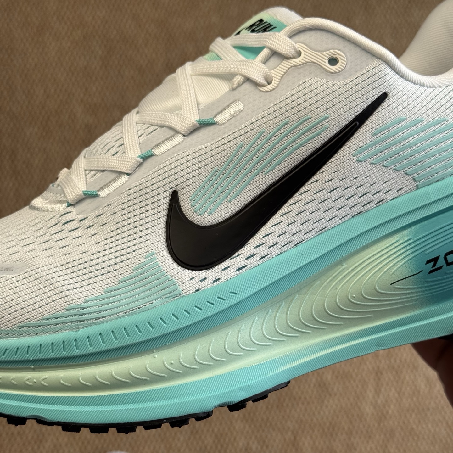  
Nike Vomero 18 马拉松跑鞋 第6色：绿灰色
做工细节 材料质感吊打同系列
货号：HM6