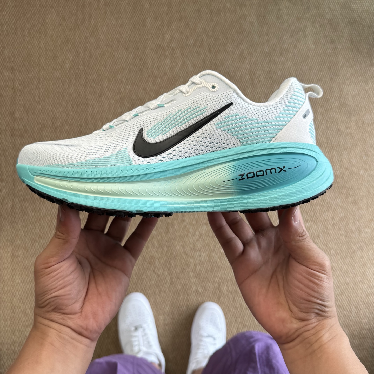  
Nike Vomero 18 马拉松跑鞋 第6色：绿灰色
做工细节 材料质感吊打同系列
货号：HM6