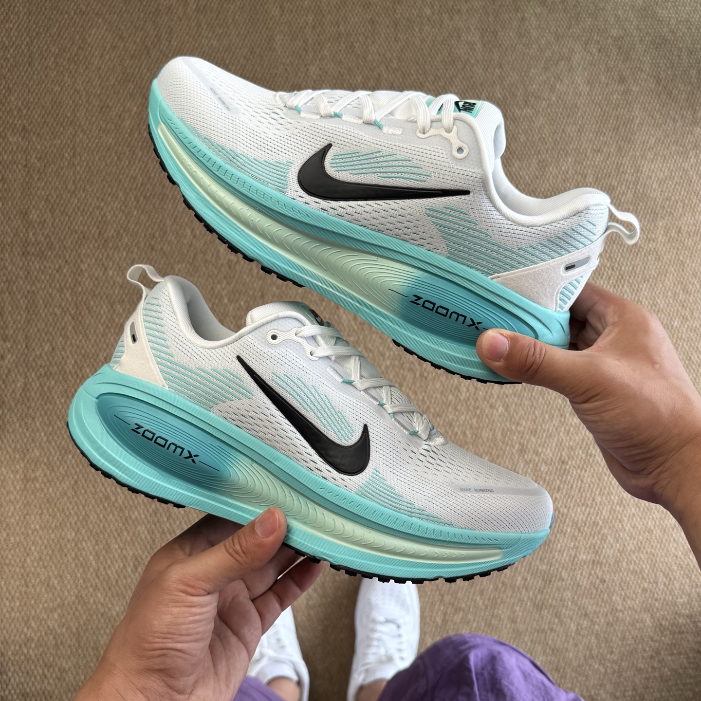  
Nike Vomero 18 马拉松跑鞋 第6色：绿灰色
做工细节 材料质感吊打同系列
货号：HM6